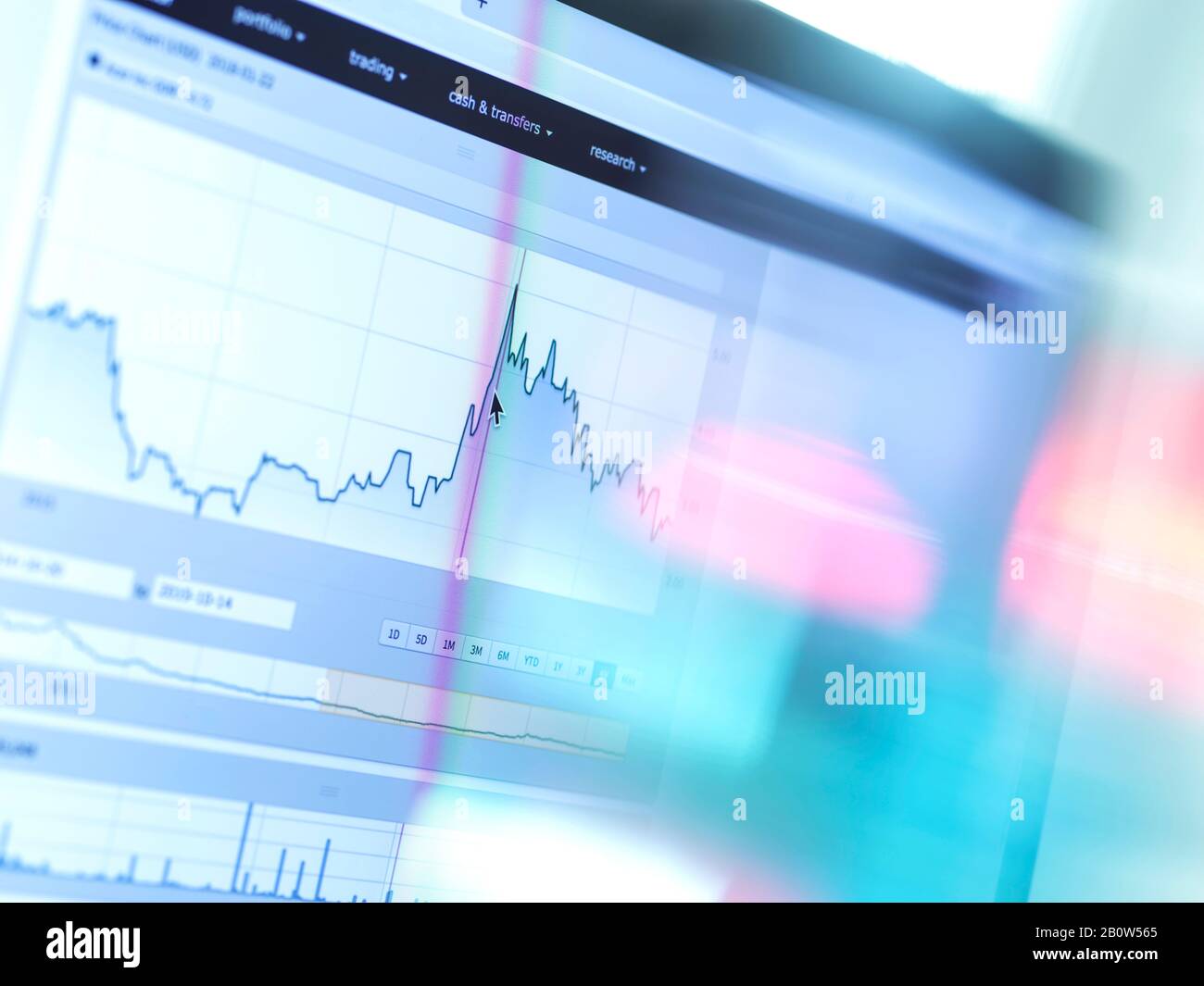 Performance der Investitionen, Aktienkursdaten aus einem Investoren-Portfolio auf einem Notebook-Bildschirm. Stockfoto