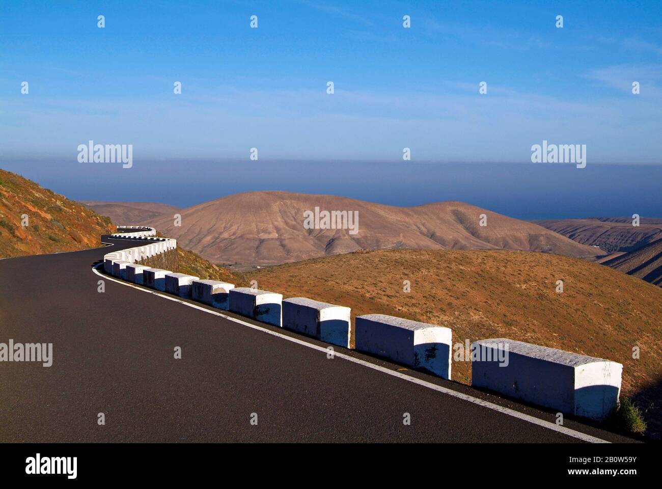 Blick auf eine Bergstraße auf Fuerteventura, Kanarische Inseln, Spanien. Stockfoto