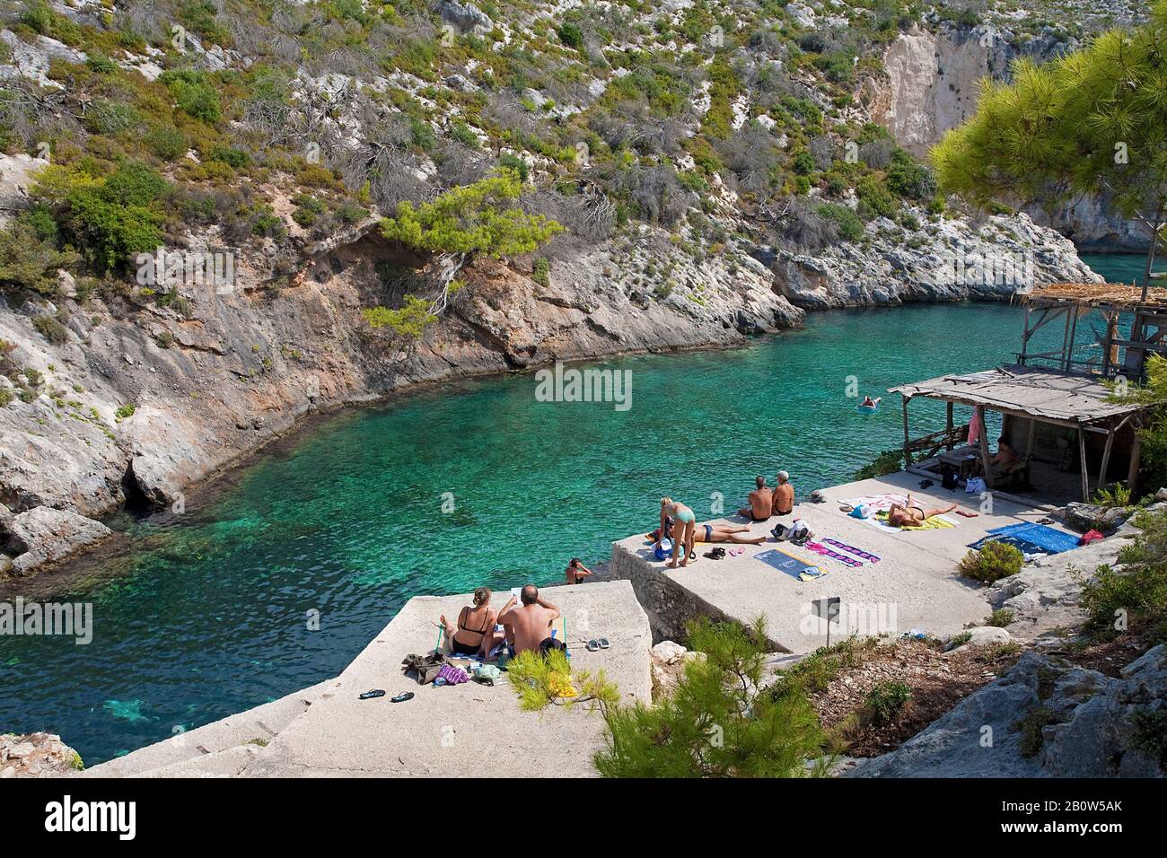 Menschen am Turqouise-Wasser der Bucht von Roxos, Insel Zakynthos, Griechenland Stockfoto