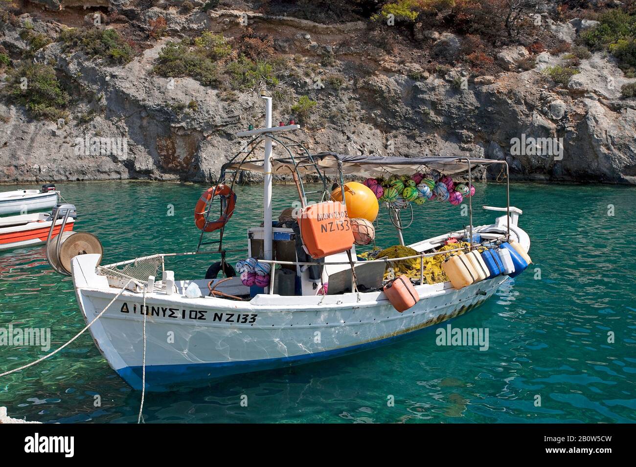 Fischerboot im Turqouise-Wasser der Bucht von Roxos, Insel Zakynthos, Griechenland Stockfoto