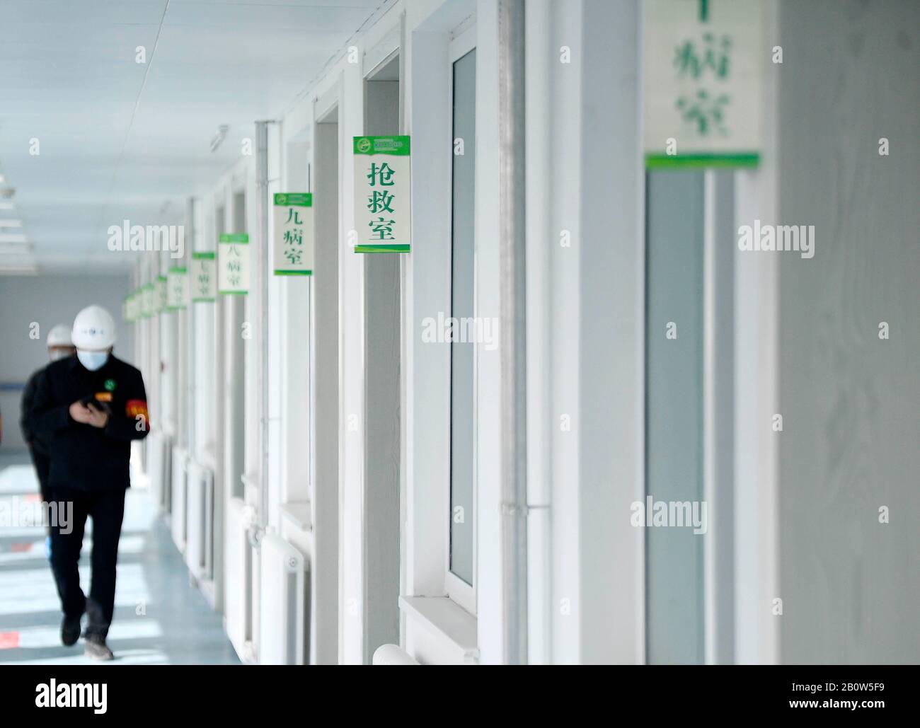 Yinchuan. Februar 2020. Das am 21. Februar 2020 aufgenommene Foto zeigt das Innere eines Krankenhauskomplexes, das zur Infektionsvermeidung in Yinchuan, im Nordwesten Chinas der Autonomen Region Ningxia Hui, verwendet wird. Das für die neuartige Vorbeugung und Kontrolle von Coronavirus vorgesehene Gebäude, ein Erweiterungsprojekt des Vierten Volkskrankenhauses von Ningxia, wurde in 15 Tagen fertiggestellt und am Freitag geliefert. Credit: Wang Peng/Xinhua/Alamy Live News Stockfoto