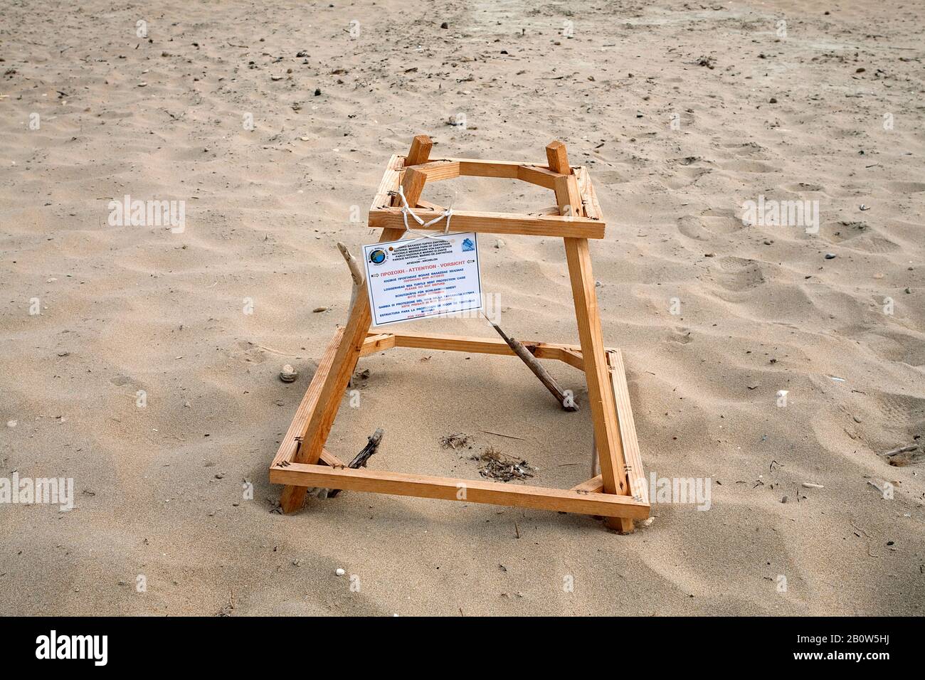 Markiertes und eingezäuntes Nest einer Loggerkopfschildkröte (Caretta caretta), Strand von Dafni, Gerakas, Insel Zakynthos, Griechenland Stockfoto