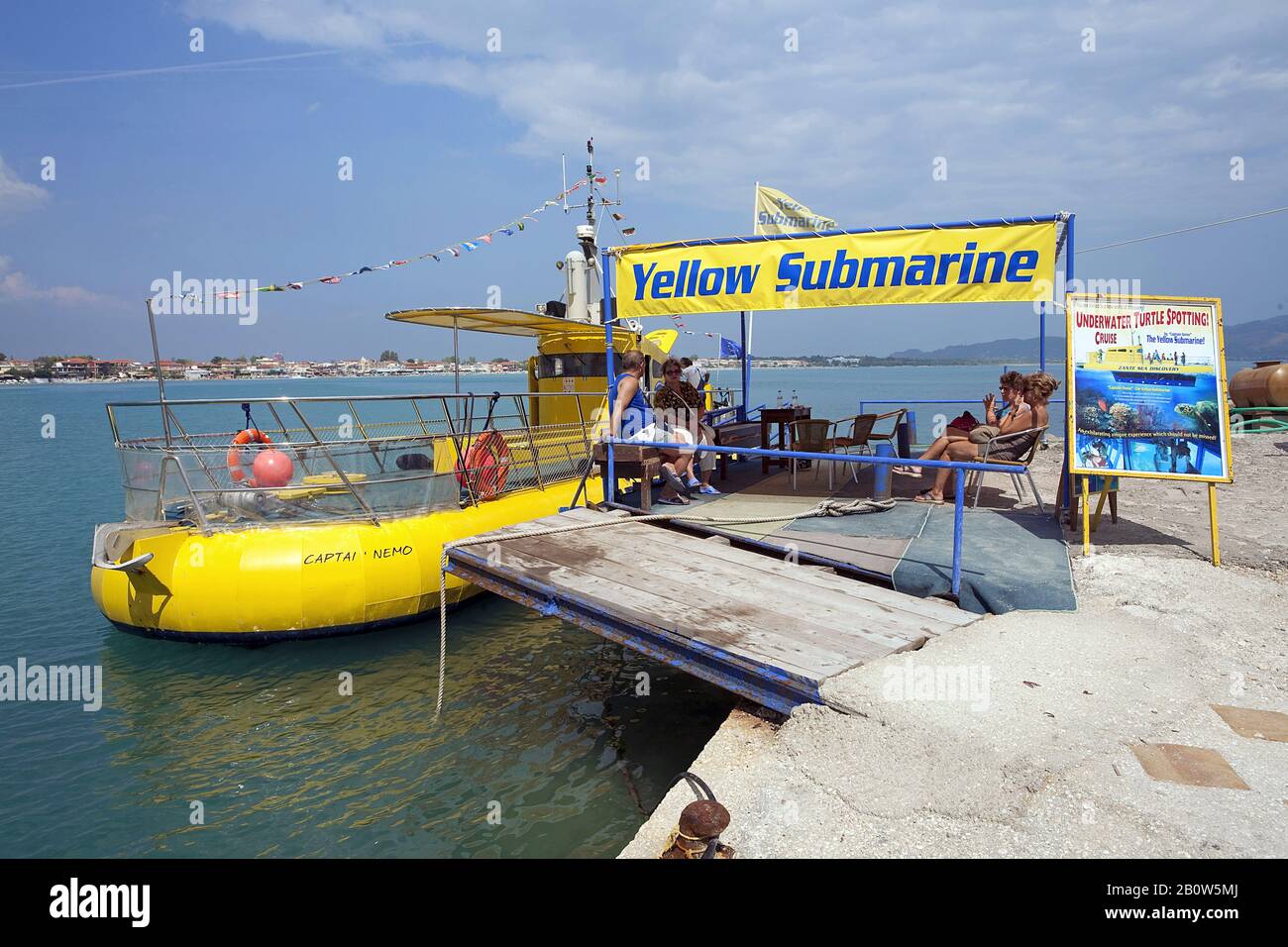 Unterseeboot im Hafen von Laganas, Zakynthos, Griechenland, Gelbes U-Boot am Hafen von Laganas, Insel Zakynthos, Griechenland Stockfoto