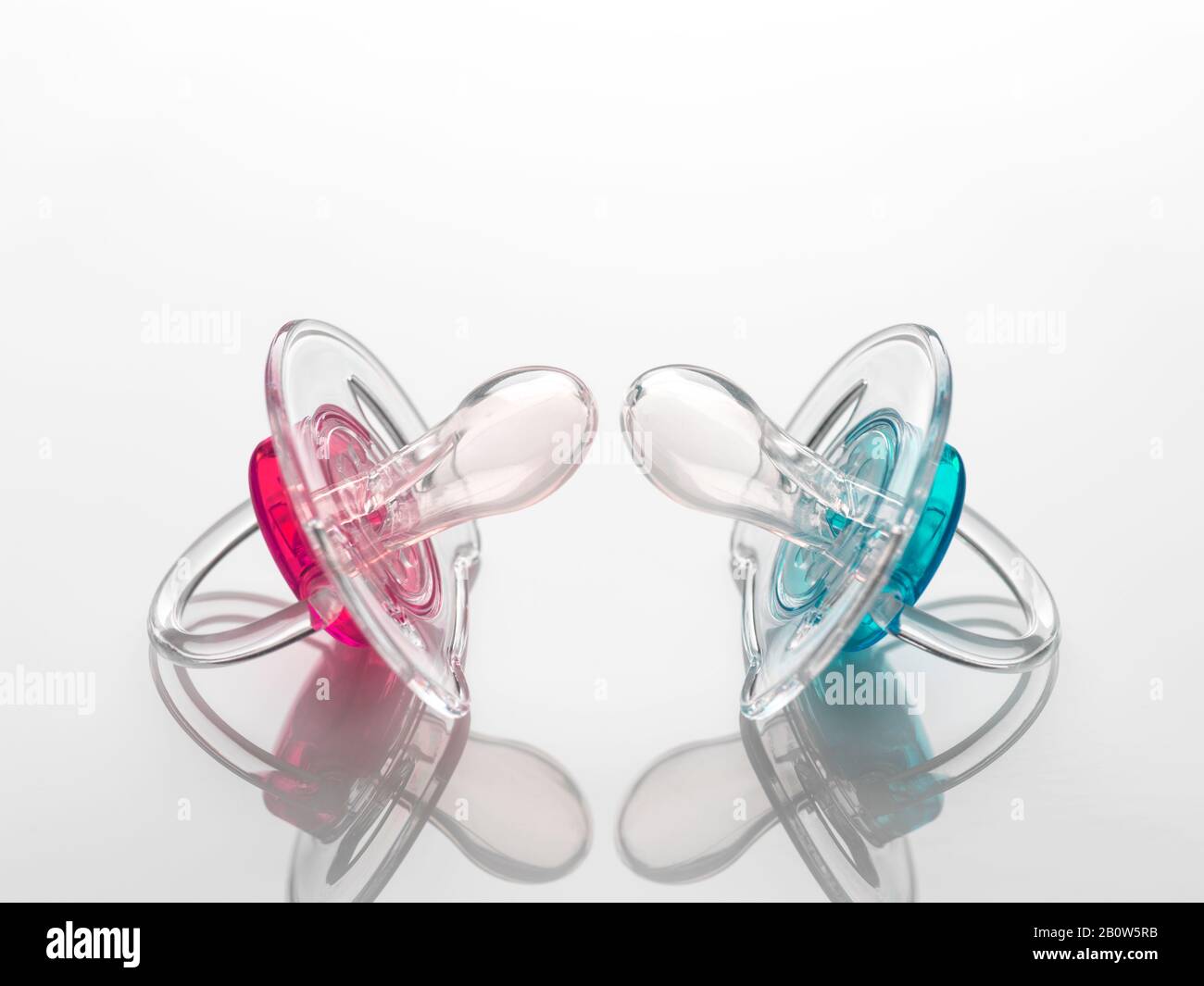 Baby- und Babyruder für Jungen und Mädchen, pink und blau, mit Blick auf die Geschlechterungleichheit. Stockfoto