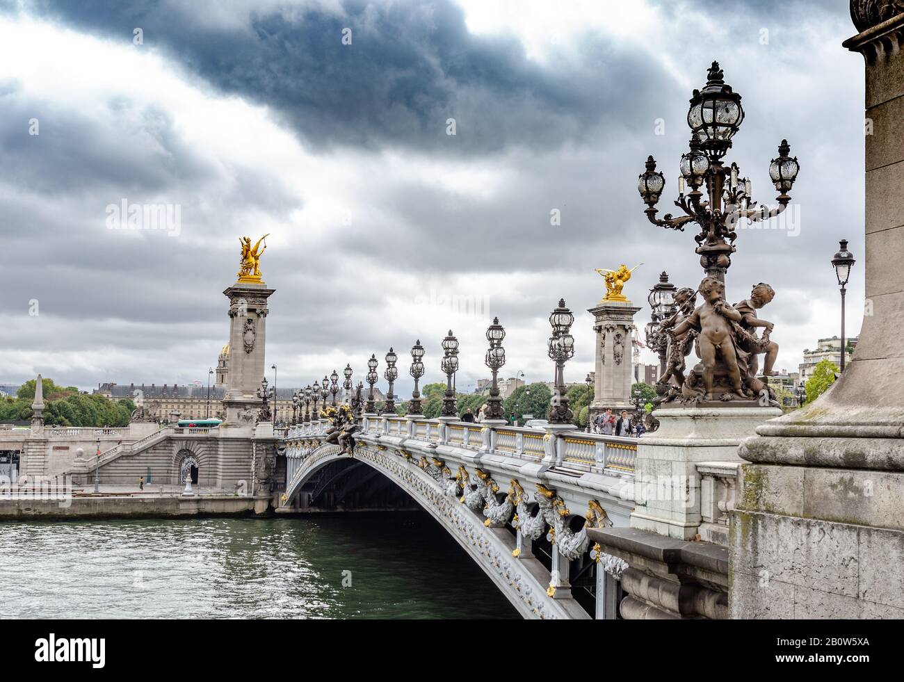 Die Brücke von Alexander III in der Hauptstadt von Frankreich, Paris im Herbst. Stockfoto