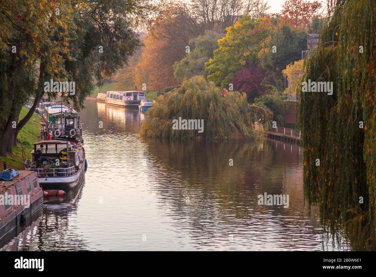 Ein fauler Herbstnachmittag auf dem Fluss Cam in Cambridge, England, ist eine sehr friedliche und ruhige Atmosphäre, wenn die neue Saison sich dreht. Stockfoto