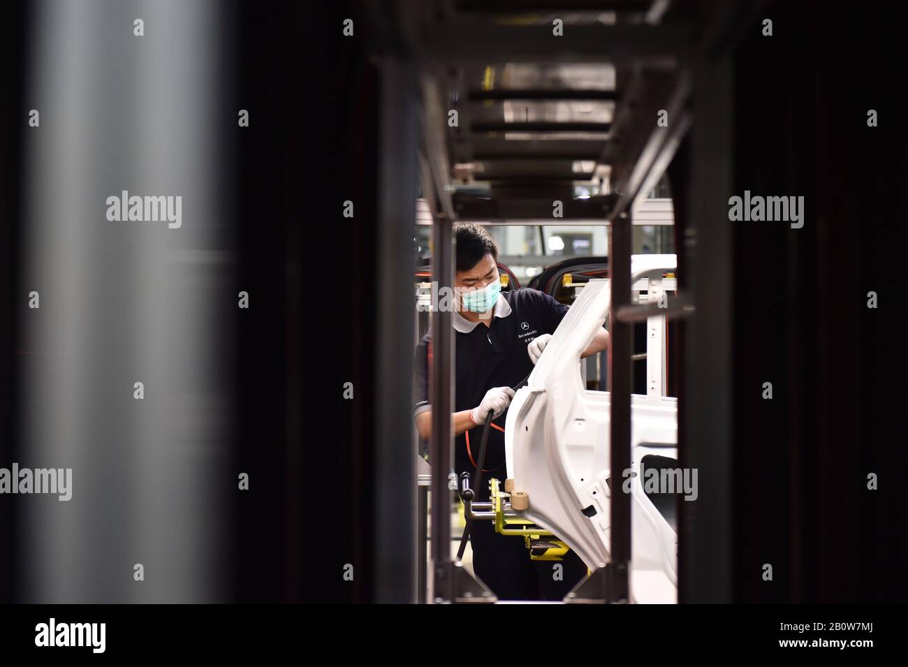 Peking, China. Februar 2020. Ein Mitarbeiter arbeitet bei einer Facotry von Beijing Benz Automotive. Co., Ltd. In Peking, Hauptstadt Chinas, 21. Februar 2020. Das Unternehmen hat seine Produktion unter strikten Vorbeugungs- und Kontrollmaßnahmen gegen das neuartige Coronavirus wieder aufgenommen. Credit: Chen Zhonghao/Xinhua/Alamy Live News Stockfoto