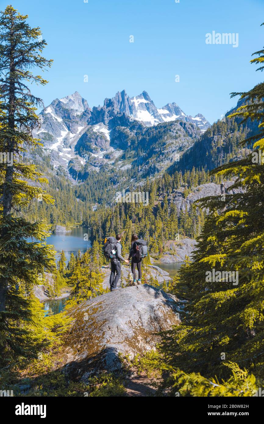 Wanderer mit Blick auf Felsen, Alpine Lakes Wilderness, Washington, USA Stockfoto