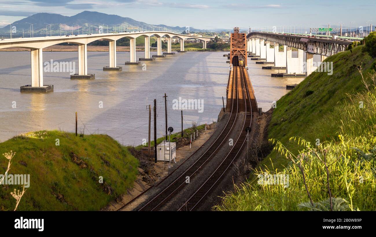 Benicia in Kalifornien, raustige ole-Brücken und Bahngleise, eine großartige Nebeneinanderstellung von alten und neuen. Stockfoto