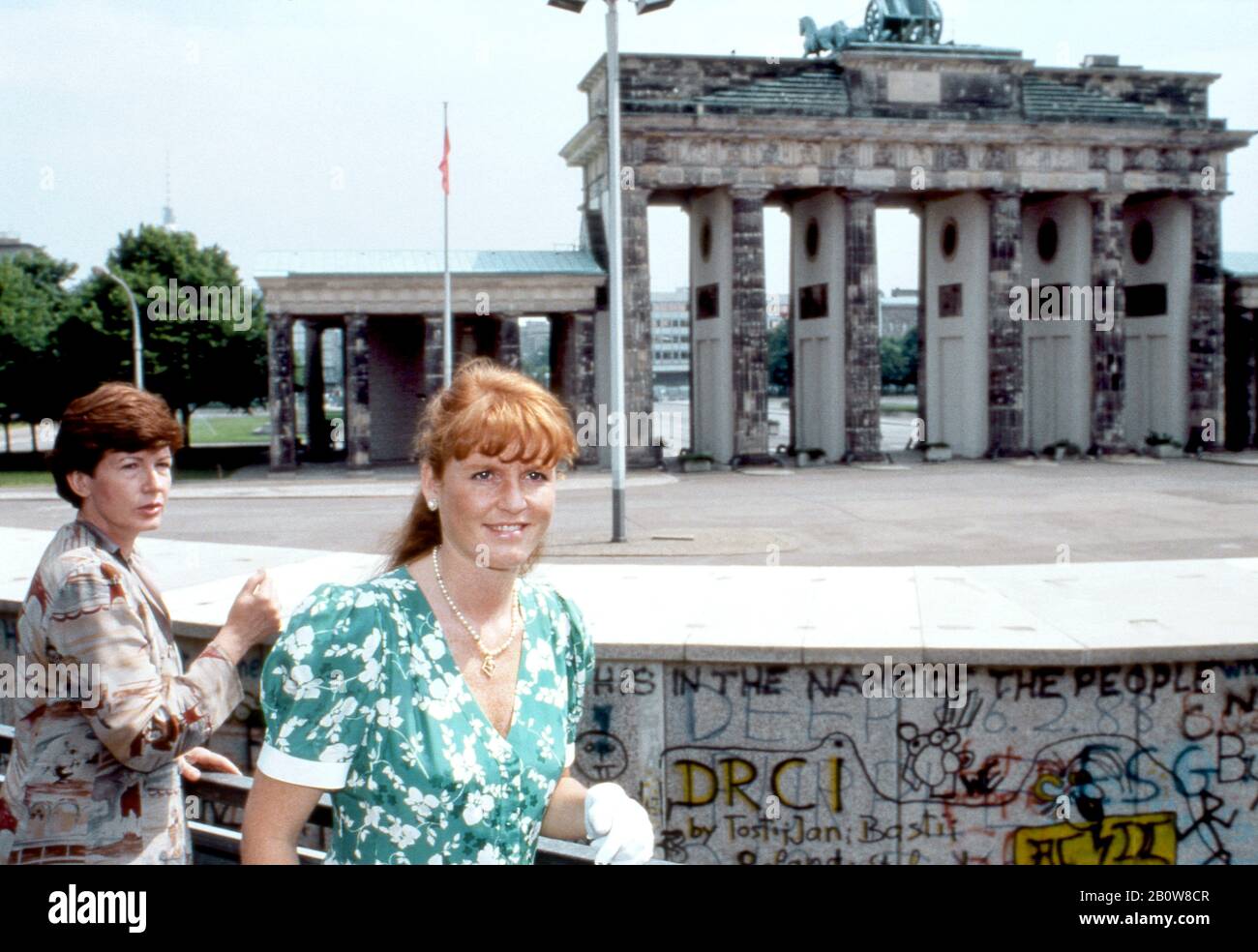 HRH Duchess of York/Sarah Ferguson besucht das Brandenburger Tor an der Berliner Mauer, Westdeutschland Mai 1989 Stockfoto