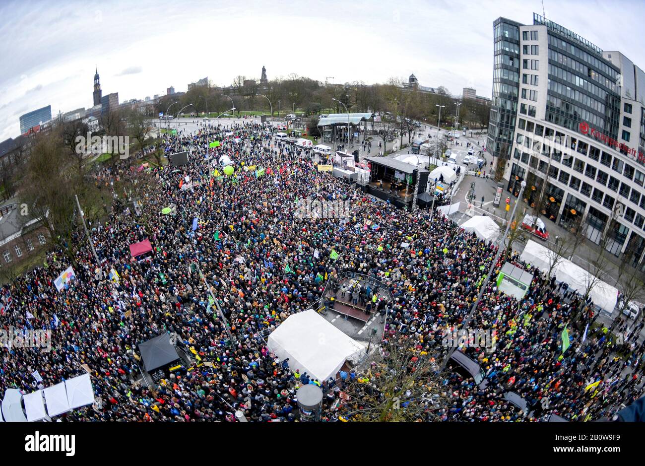 Hamburg, Deutschland. Februar 2020. Teilnehmer der Klimademonstration freitags gehen künftig durch Hamburg. Die Aktivisten der Freitag-Zukunft fordern vor den Wahlen in Hamburg Protest. Kredit: Axel Heimken / dpa / Alamy Live News Stockfoto