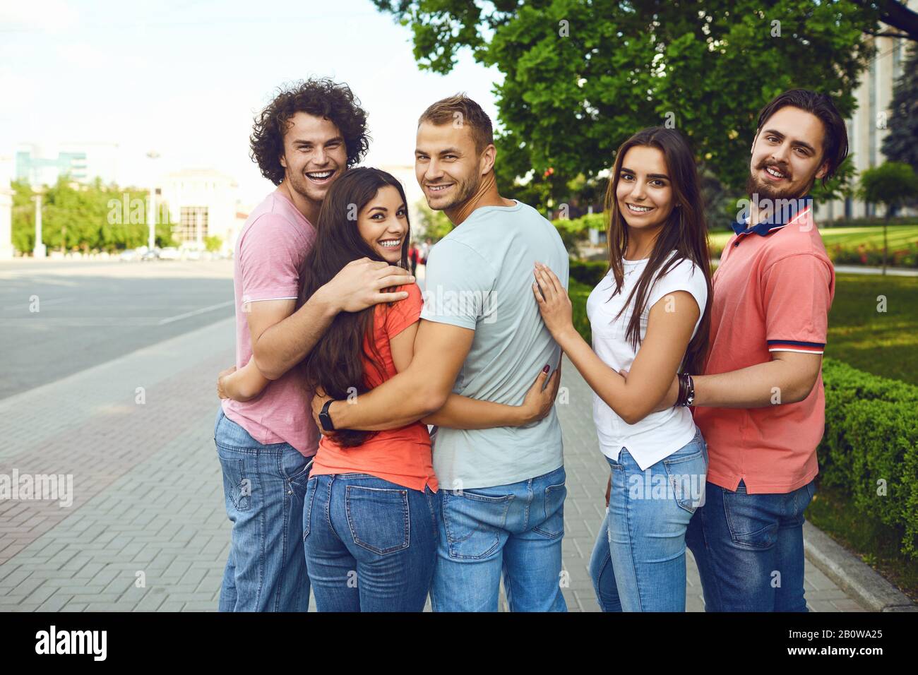 Gruppe von Menschen Lächeln auf einer Straße der Stadt im Sommer. Stockfoto
