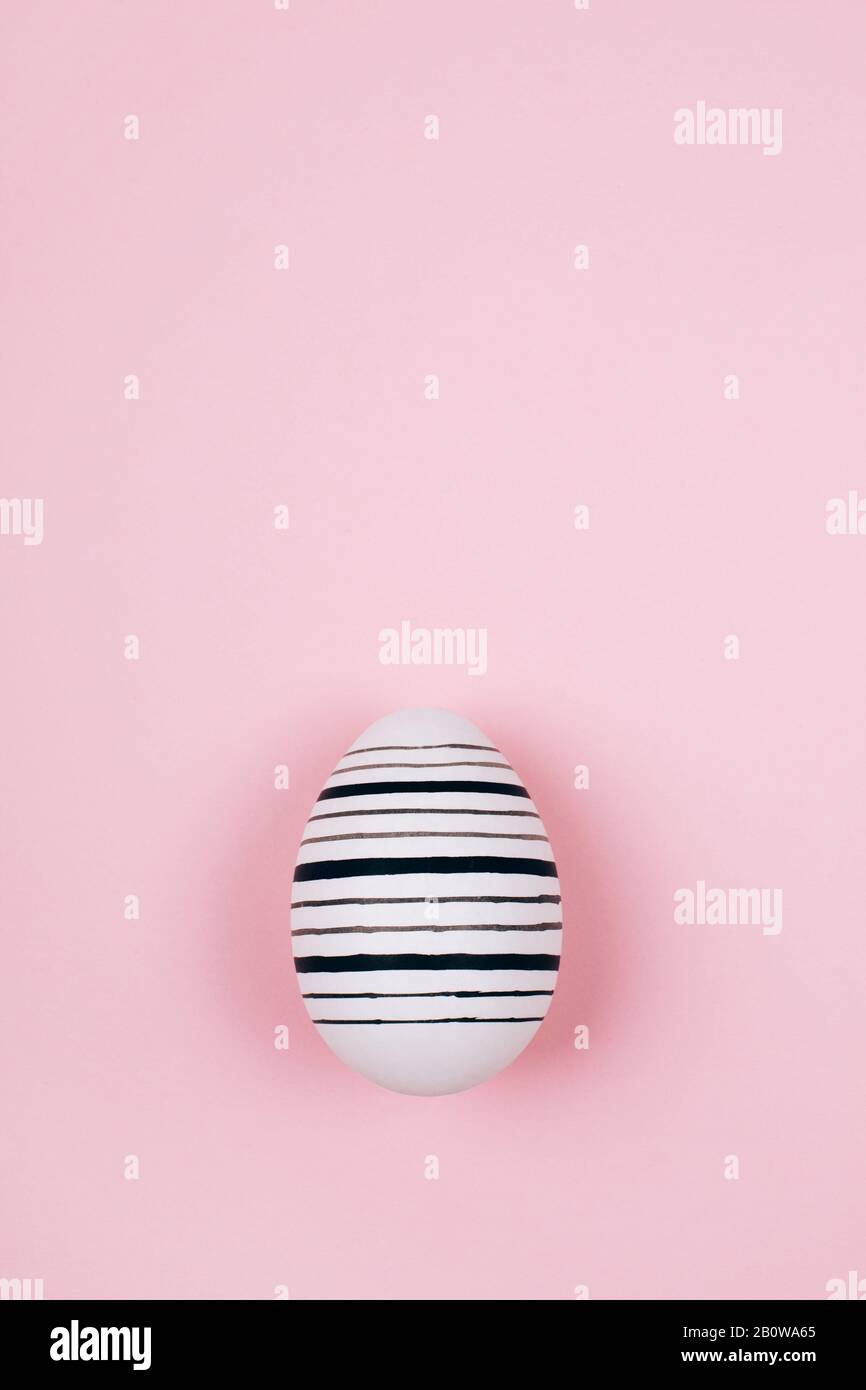 Osterei auf trendy Pink Pastel Hintergrund. Flach Stil. Stockfoto