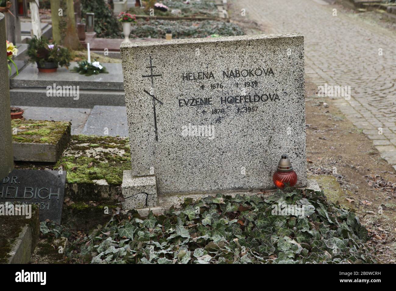 Grab von Yelena Nabokova, geborene. Rukavishnikova (1878-1939), die Mutter des berühmten russischen Romanschriftstellers Vladimir Nabokov, auf dem Friedhof Olšany in Prag, Tschechien, war. Auch ihre Haushälterin Evgenia Hofeld hat buchstabiert, als Evženie Hoefeldová (1879-1957) im selben Grab begraben ist. Stockfoto