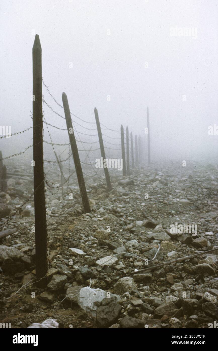 Verlassene Ruinen des Lagers Mramorny des Zwangsarbeiterlagers Gulag im Kodar-Gebirge in der Transbaikal-Region in Sibirien, Russland. Das Lager wurde im Januar 1949 in der Höhe von etwa 2.150 Metern über dem Meeresspiegel eingerichtet, um die nahe gelegene Uranmine zu bedienen. Die Politikergefangenen des sowjetischen Regimes waren früher hier unter extrem harten Bedingungen, die gezwungen waren, auch im Winter in großen Leinwandzelten zu leben. Das Lager wurde im Oktober 1951 geschlossen, weil hier Die Uranreserven erschöpft waren. Das Foto wurde im August 1994 aufgenommen. Stockfoto