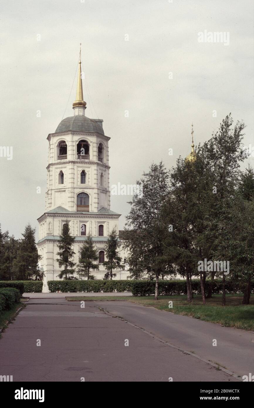 Erlöserkirche (Spasskaja-Kirche) in Irkutsk in Sibirien, Russland. Die orthodoxe Kirche wurde 1706-1710 im sibirischen Stil des Barock erbaut, während der Kirchturm Ende der 1750er Jahre hinzugefügt wurde. Das Foto wurde im August 1996 aufgenommen. Stockfoto