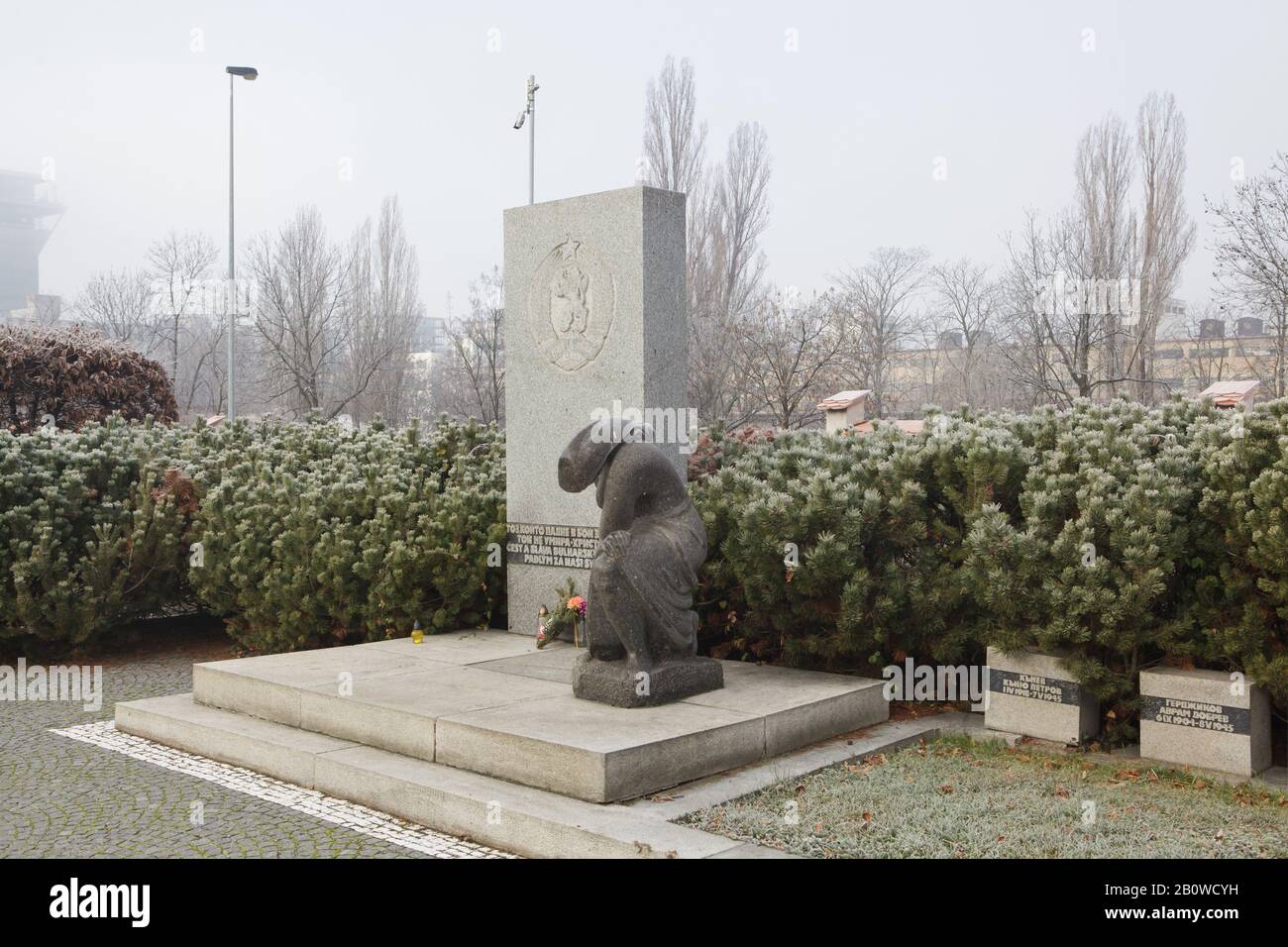 Bulgarisches Kriegsdenkmal auf dem Friedhof Olšany in Prag, Tschechien. Bulgarische Soldaten und Offiziere, die bei den Kämpfen um die Tschechoslowakei im Mai 1945 gefallen waren, sind hier begraben. Stockfoto