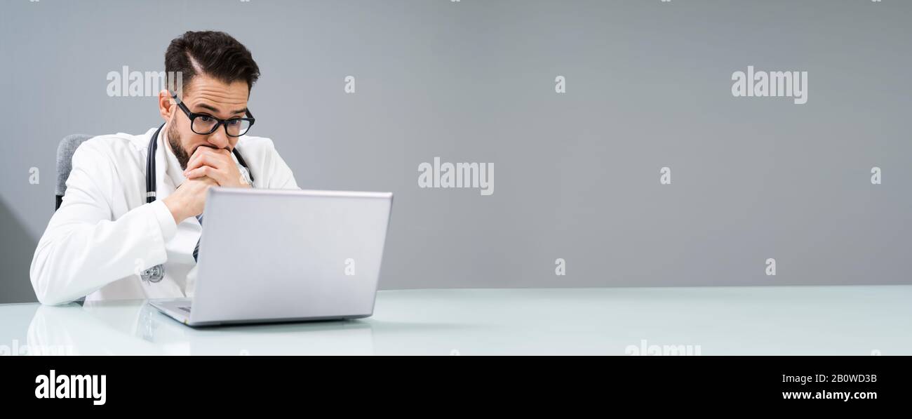 Trauriger Junger Männlicher Arzt Sitzt In Der Klinik Stockfoto