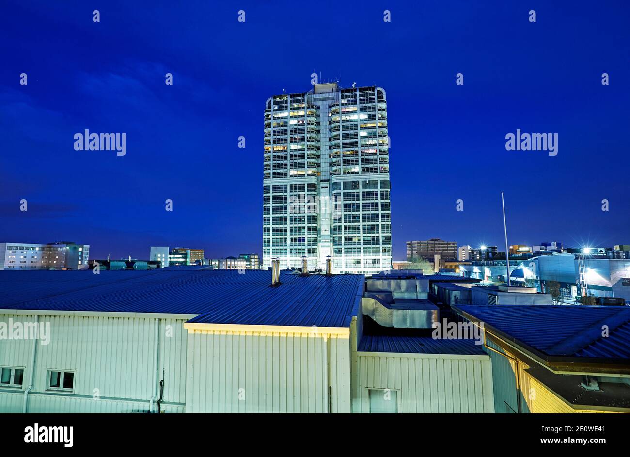 Erhöhter Blick auf die Skyline von Swindon und den "Divid Murray John Tower", der nachts beleuchtet wird Stockfoto