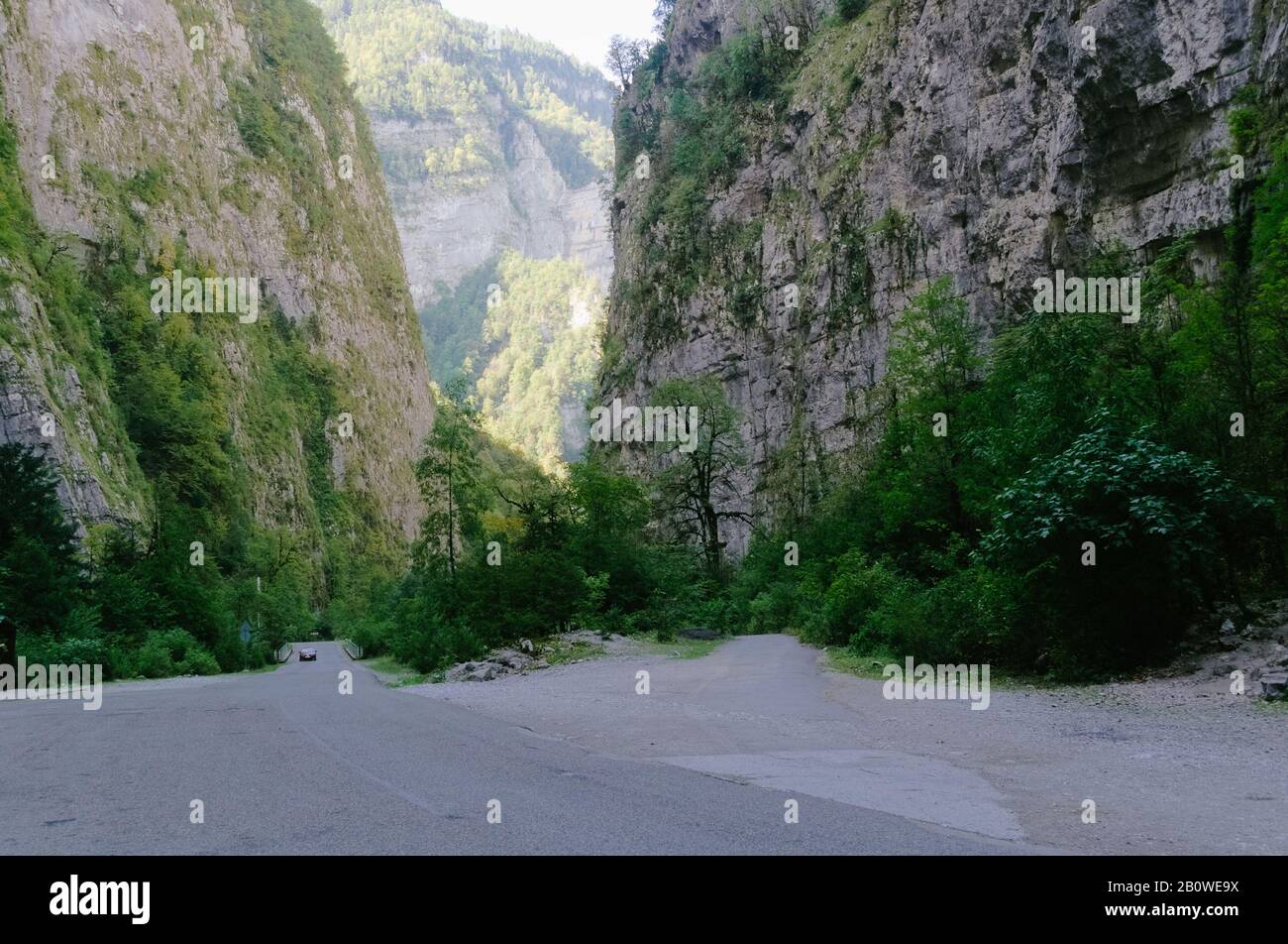 Straße in einer engen Felsschlucht Stockfoto