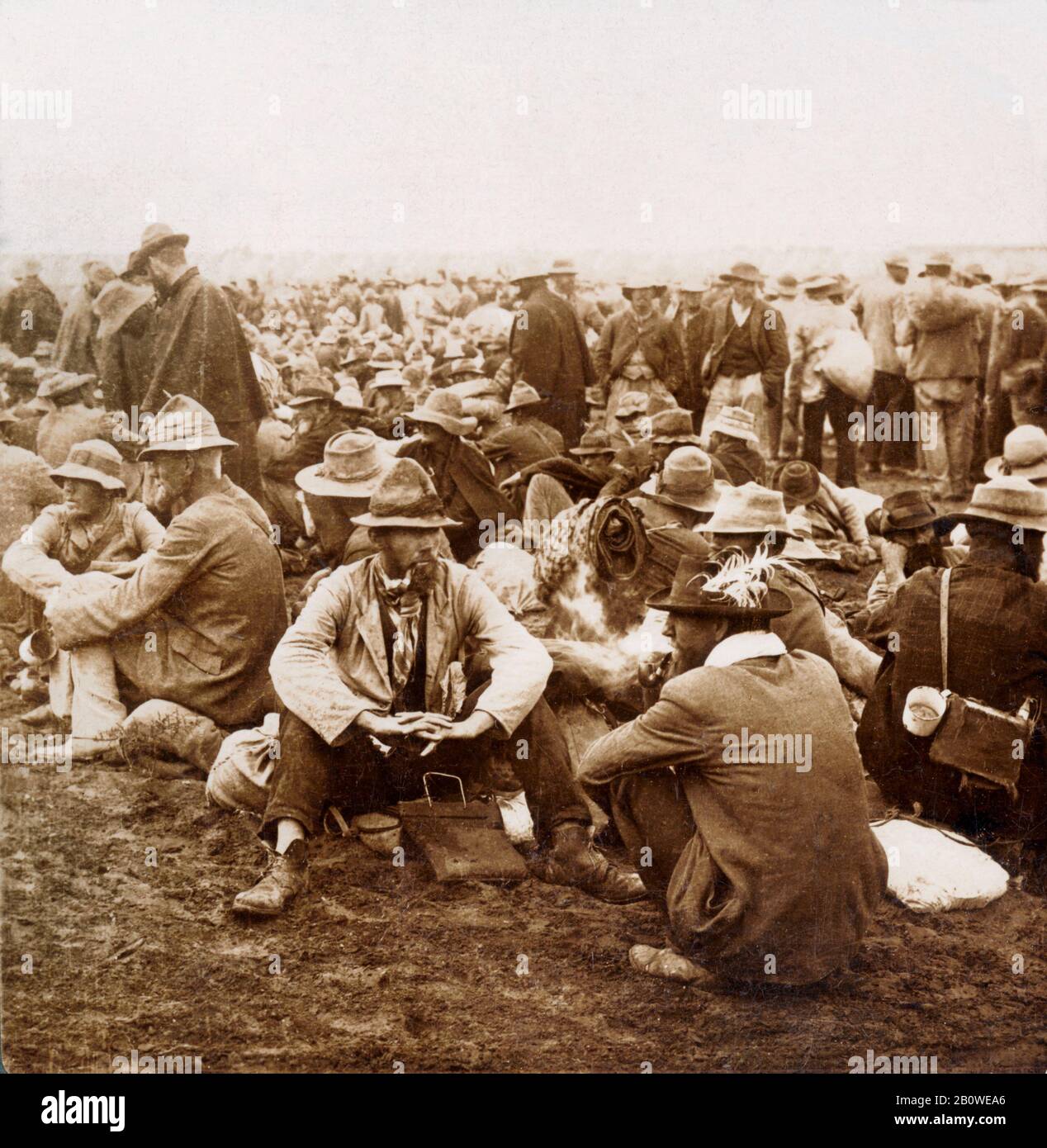 Kriegsgefangene der Streitkräfte von General Pieter Arnoldus 'Piet' Cronjé am Modder River warten darauf, Zelte im britischen Straflager S.A., Boer war, Südafrika, 1900 zugewiesen zu werden Stockfoto