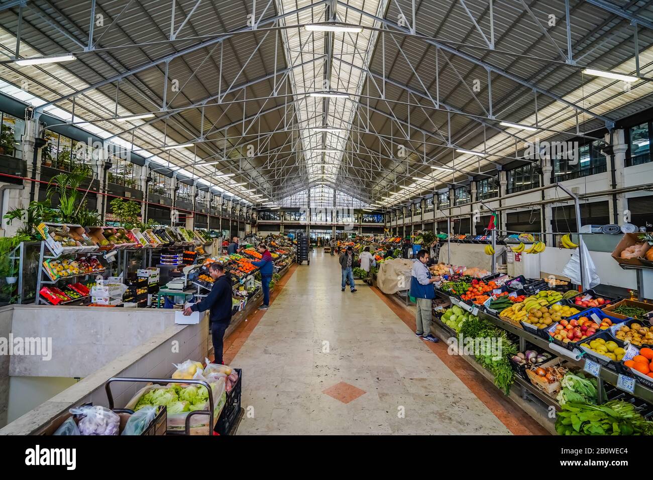 Der Mercado de Lisboa ist ein traditioneller, portugiesischer Markt, der eine Reihe von Lebensmitteln verkauft, von frisch gefangenen Fischen bis hin zu lokal angebautem Obst und Vegetab Stockfoto