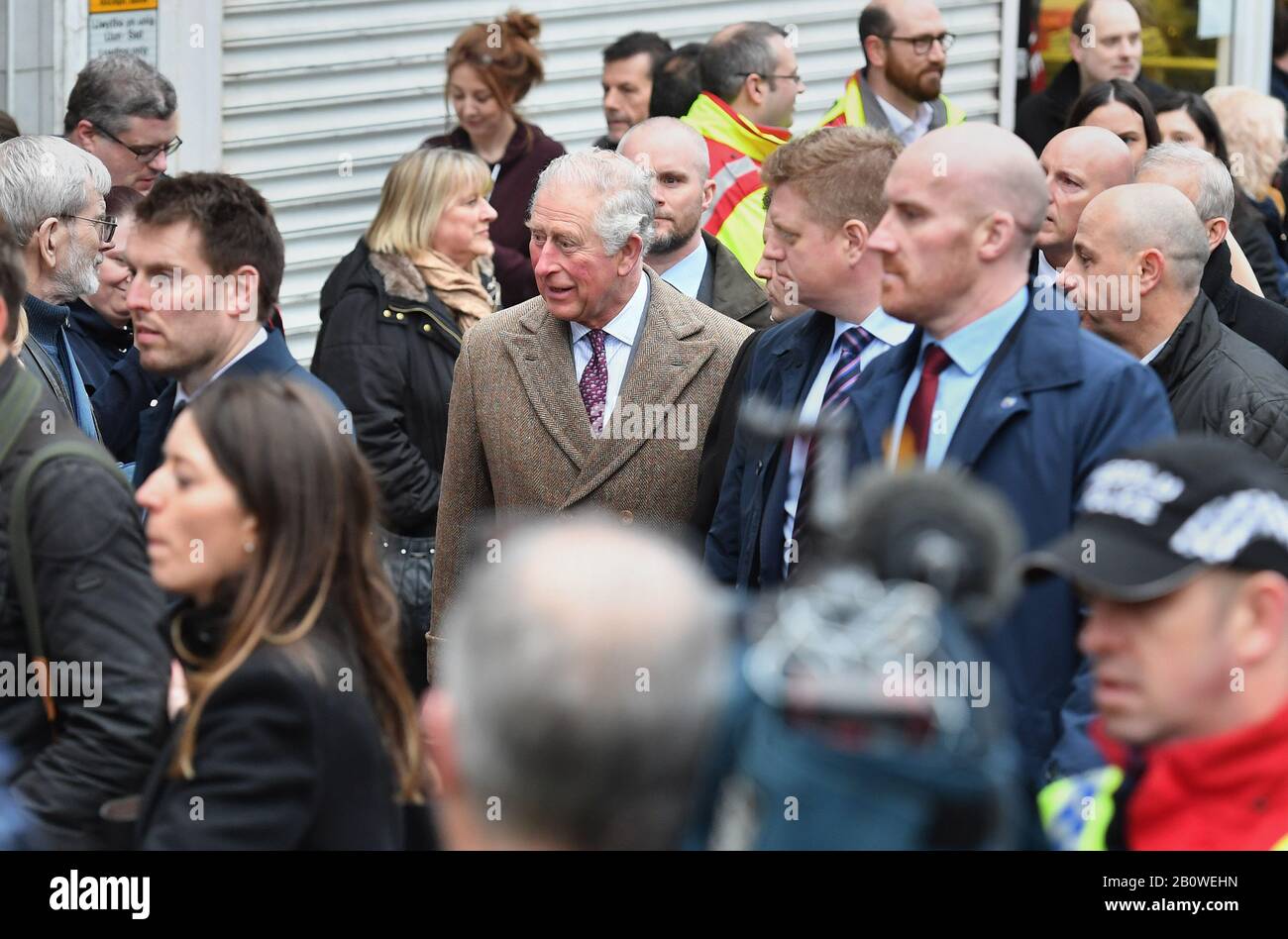 Der Prince of Wales (Mitte links) bei einem Besuch in Pontypridd, Wales, das an schweren Überschwemmungen im zuge von Sturm Dennis litt. Stockfoto