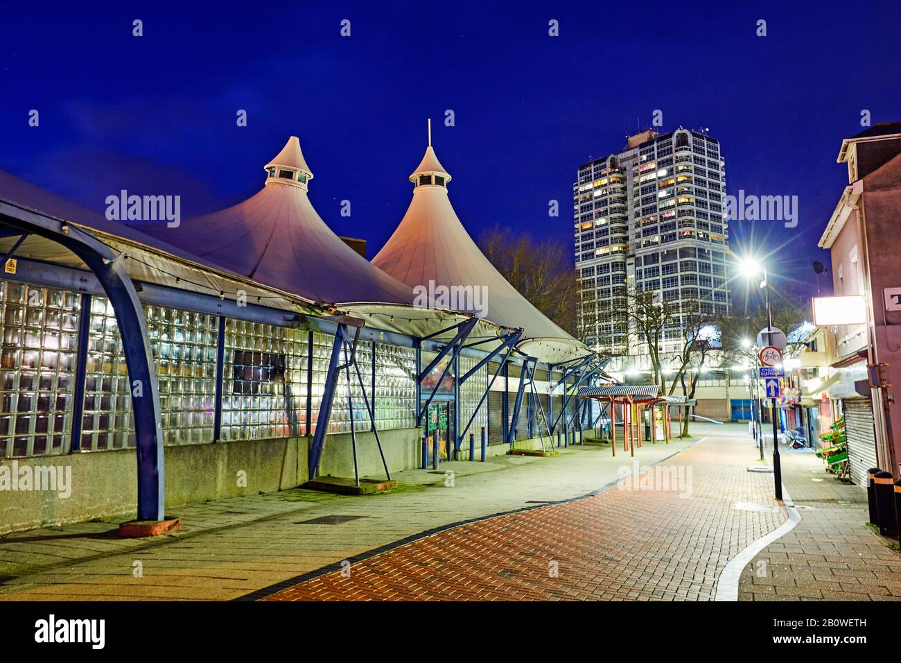 Zentrum von Swindon mit Markt mit Zement und David Murray John Tower nachts beleuchtet Stockfoto