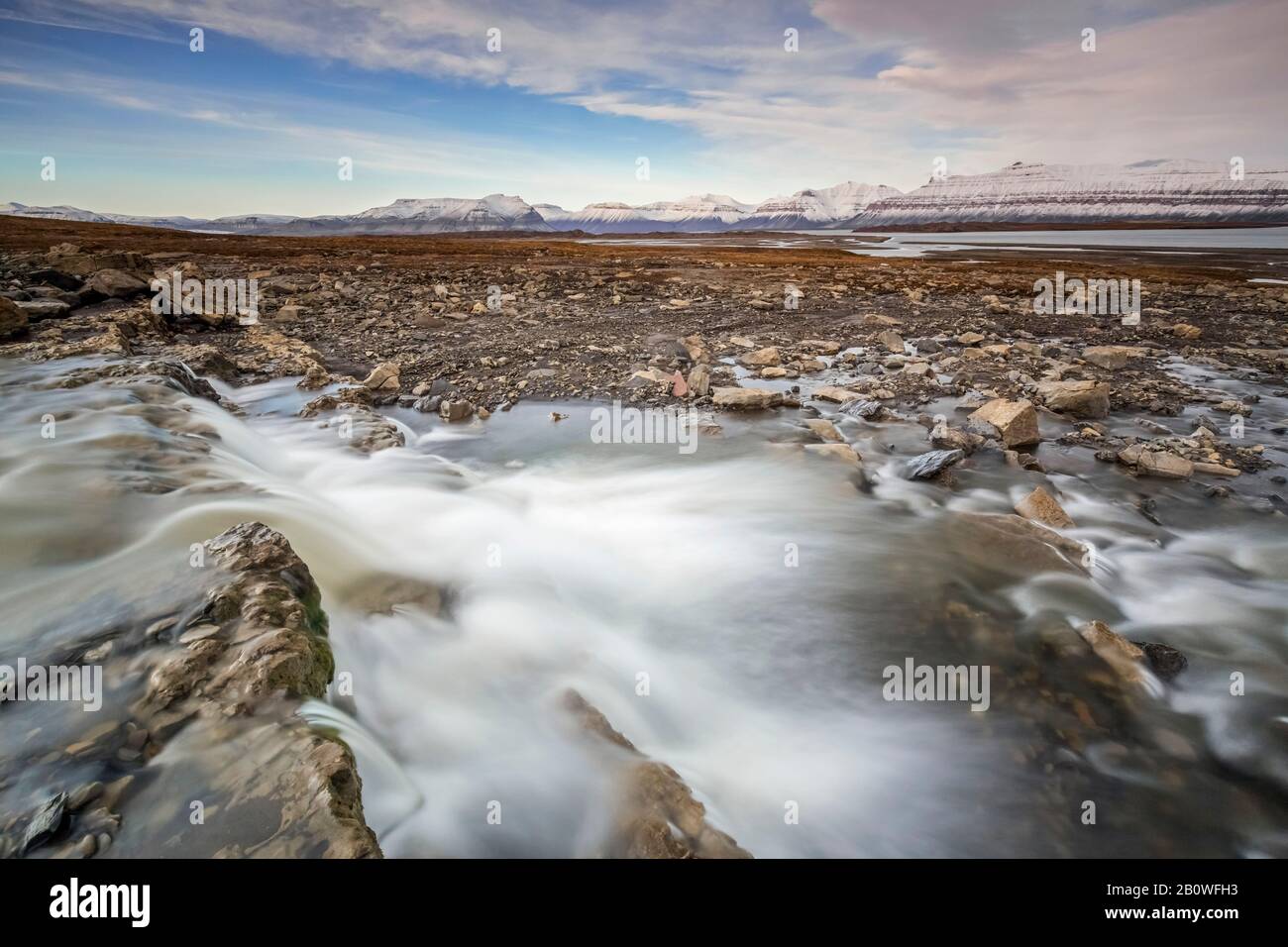 Schneebedeckte Berge und der Fluss Hemsil am Ekmanfjorden im Herbst/Herbst, Spitzbergen/Spitzbergen, Norwegen Stockfoto