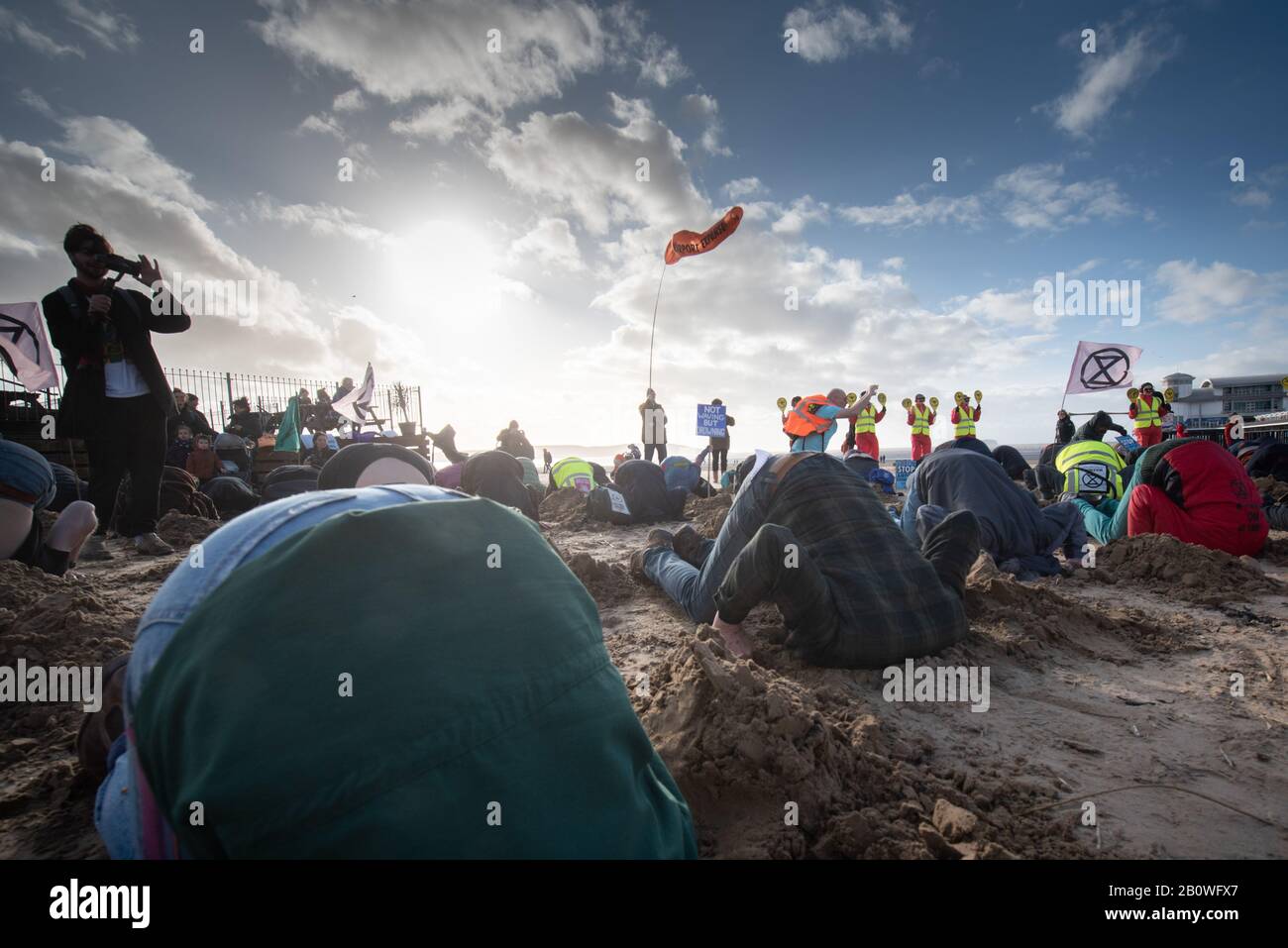 Weston-super-Stute, North Somerset, Großbritannien. Februar 2020. Abgebildet: Mitglieder von Extinction Rebellion und andere Umweltaktivisten inszenieren einen "Kopf Stockfoto