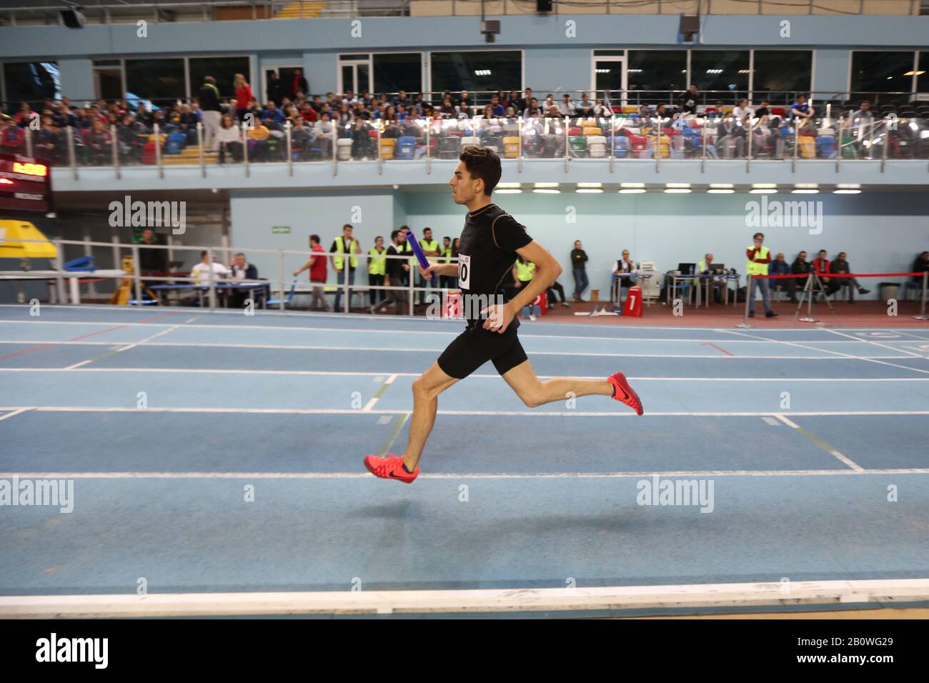 Istanbul, TÜRKEI - 02. FEBRUAR 2020: Undefinierter Athlet, der während der türkischen Leichtathletik-Hallenweltmeisterschaften 4x400-Staffellauf betreibt Stockfoto