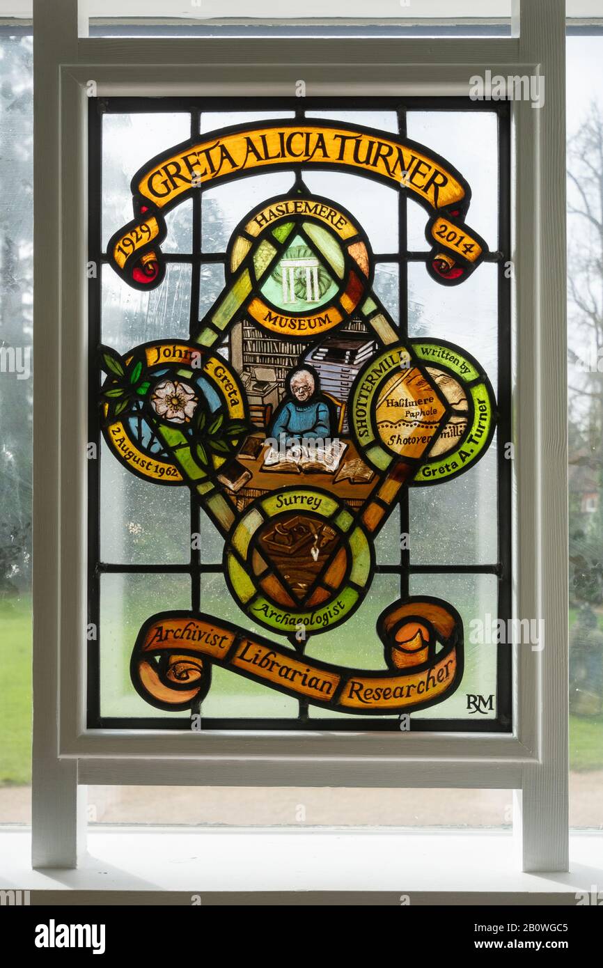 Glasfenster im Haslemere Museum, das Greta Alicia Turner, Archivar-Bibliothekarin und Forscherin, Surrey, Großbritannien, ehrt Stockfoto
