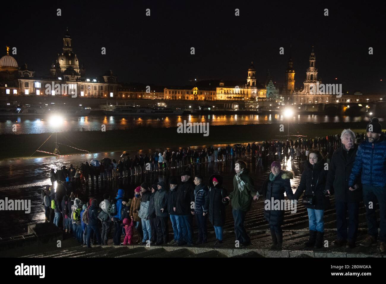 Dresden, Deutschland. Februar 2020. Würdenträger und Bewohner der sächsischen Landeshauptstadt Dresden schließen sich zum Gedenken an eine Menschenkette an Stockfoto