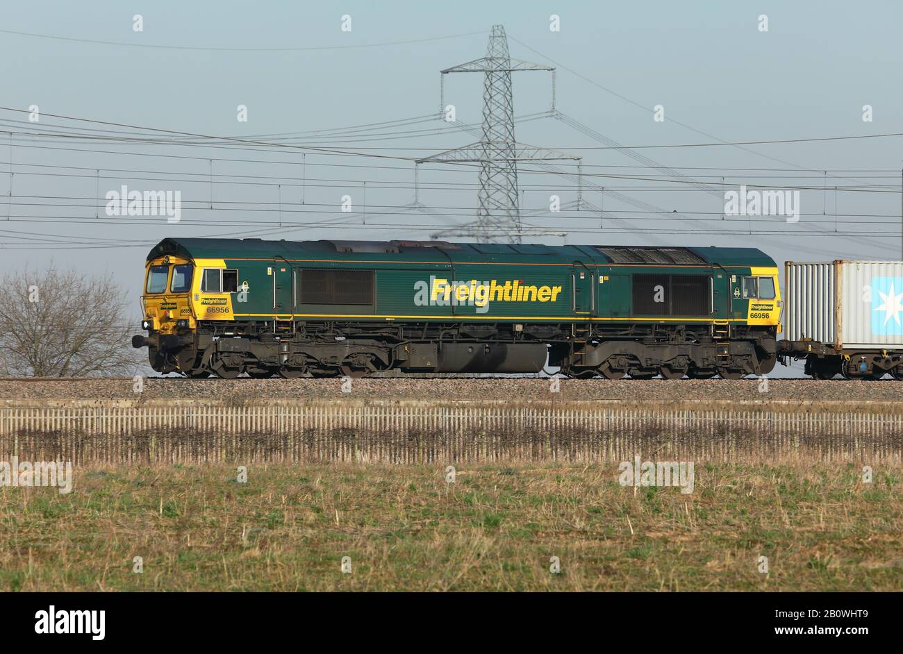 Diesel-Elektrolokomotive der Klasse 66, die in Großbritannien von der Gesellschaft Freightliner betrieben wird. Stockfoto