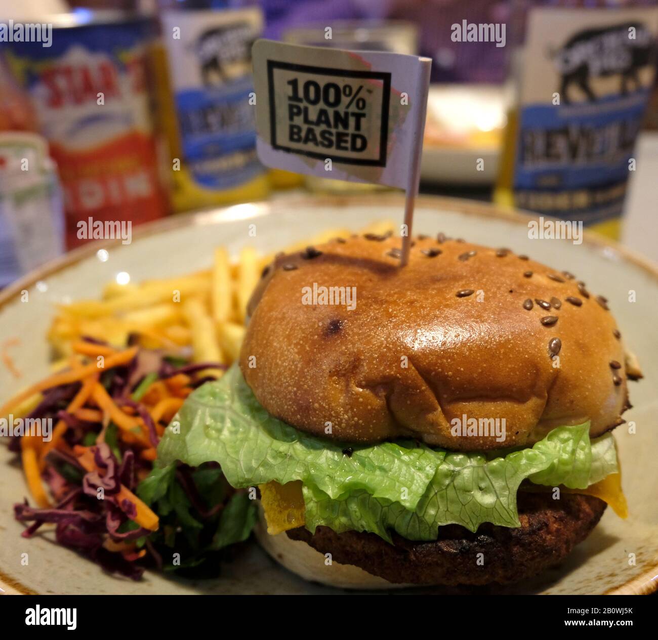 Nahaufnahme eines Werks mit Sitz in Vegan Burger in einem englischen Restaurant. West Sussex, England, Großbritannien Stockfoto