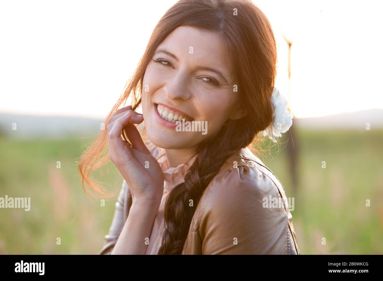 Frau mit langen brünettierten Haaren - Porträt Stockfoto