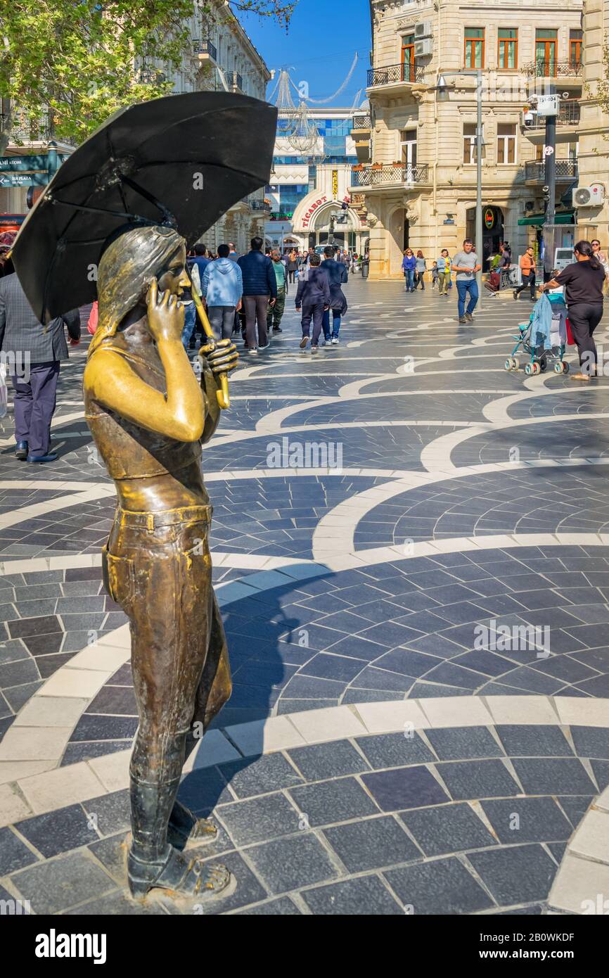 Mädchen mit Dachskulptur auf dem Fountain Square in der Innenstadt von Baku Aserbaidschan Stockfoto
