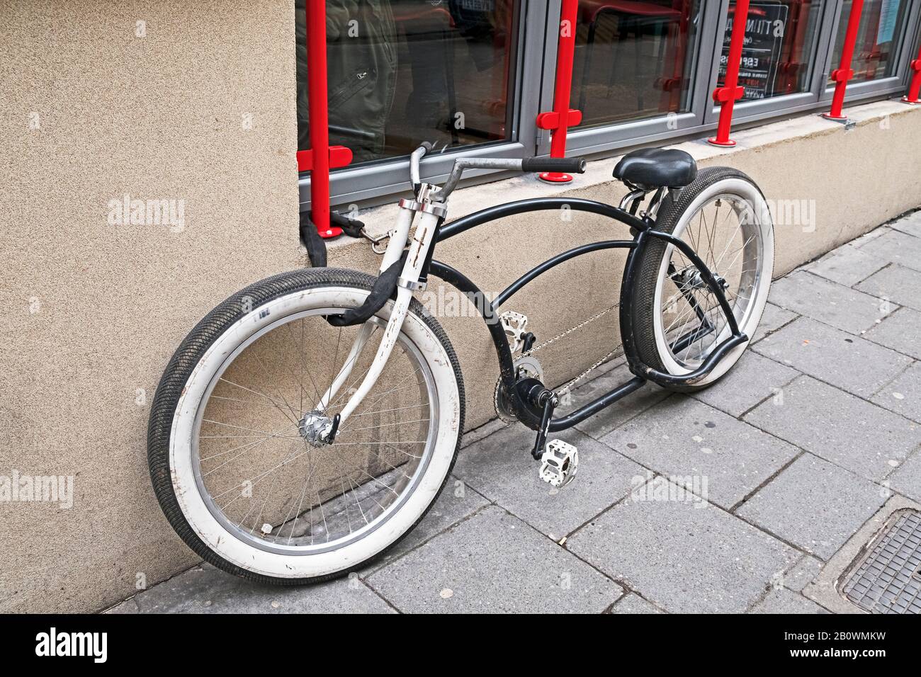 Ein individuelles Fahrrad, das vor einem Café im Zentrum von Bristol, Großbritannien, geparkt wurde. Stockfoto