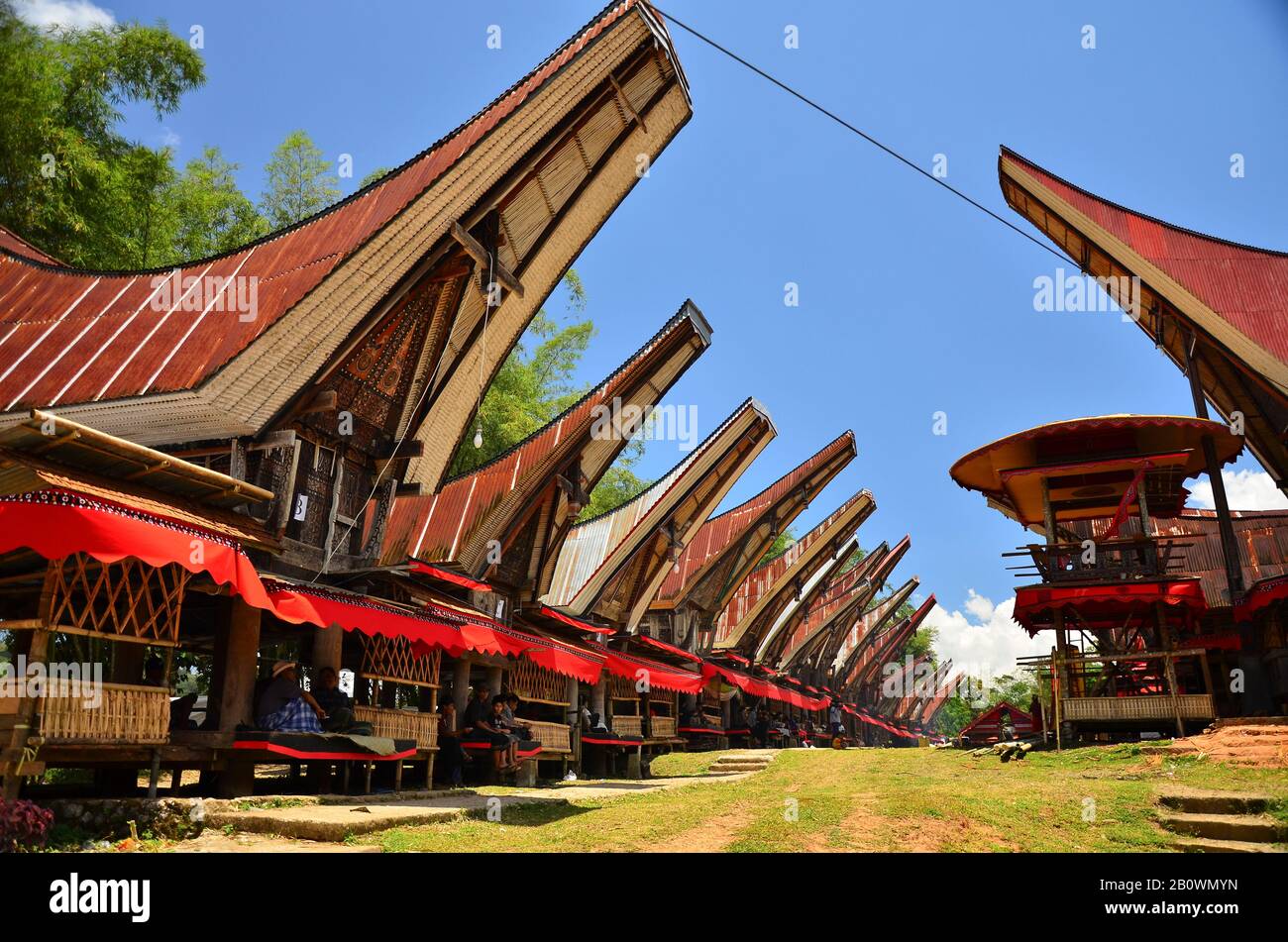 Dorf mit dekorierten traditionellen Tongkonan-Ahnenhäusern, Rantepao, Toraja-Hochland, Tana Toraja, Sulawesi, Indonesien, Südostasien Stockfoto