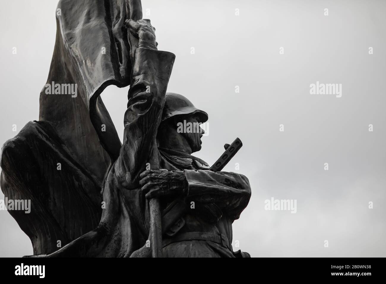 Bukarest, Rumänien - 21. Februar 2020: Statue des sowjetischen Soldaten auf dem Friedhof der Roten Armee in Bukarest während eines kalten und regnerischen Wintertags. Stockfoto