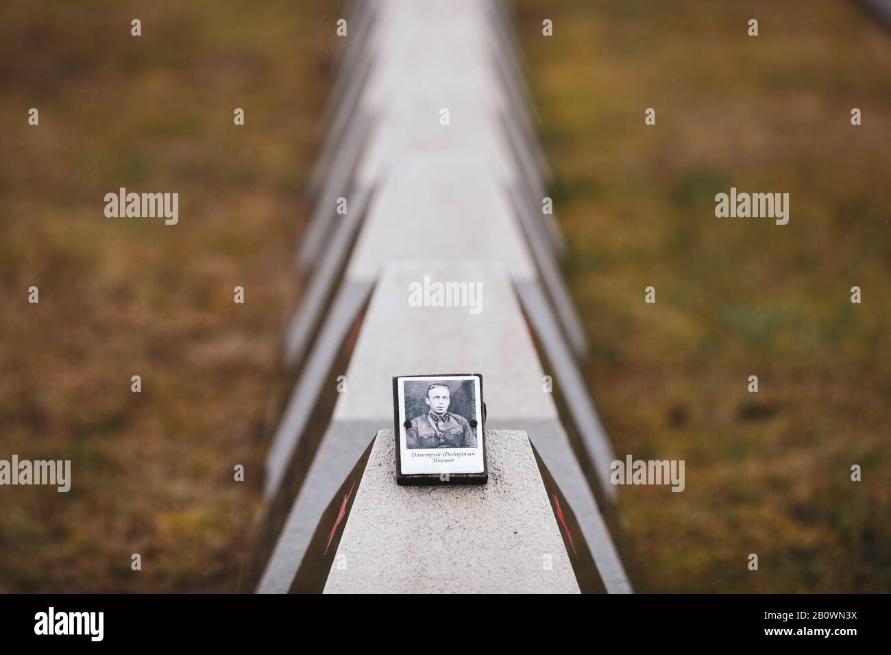 Bukarest, Rumänien - 21. Februar 2020: Gräber auf dem Friedhof der Roten Armee in Bukarest während eines kalten und regnerischen Wintertags. Stockfoto