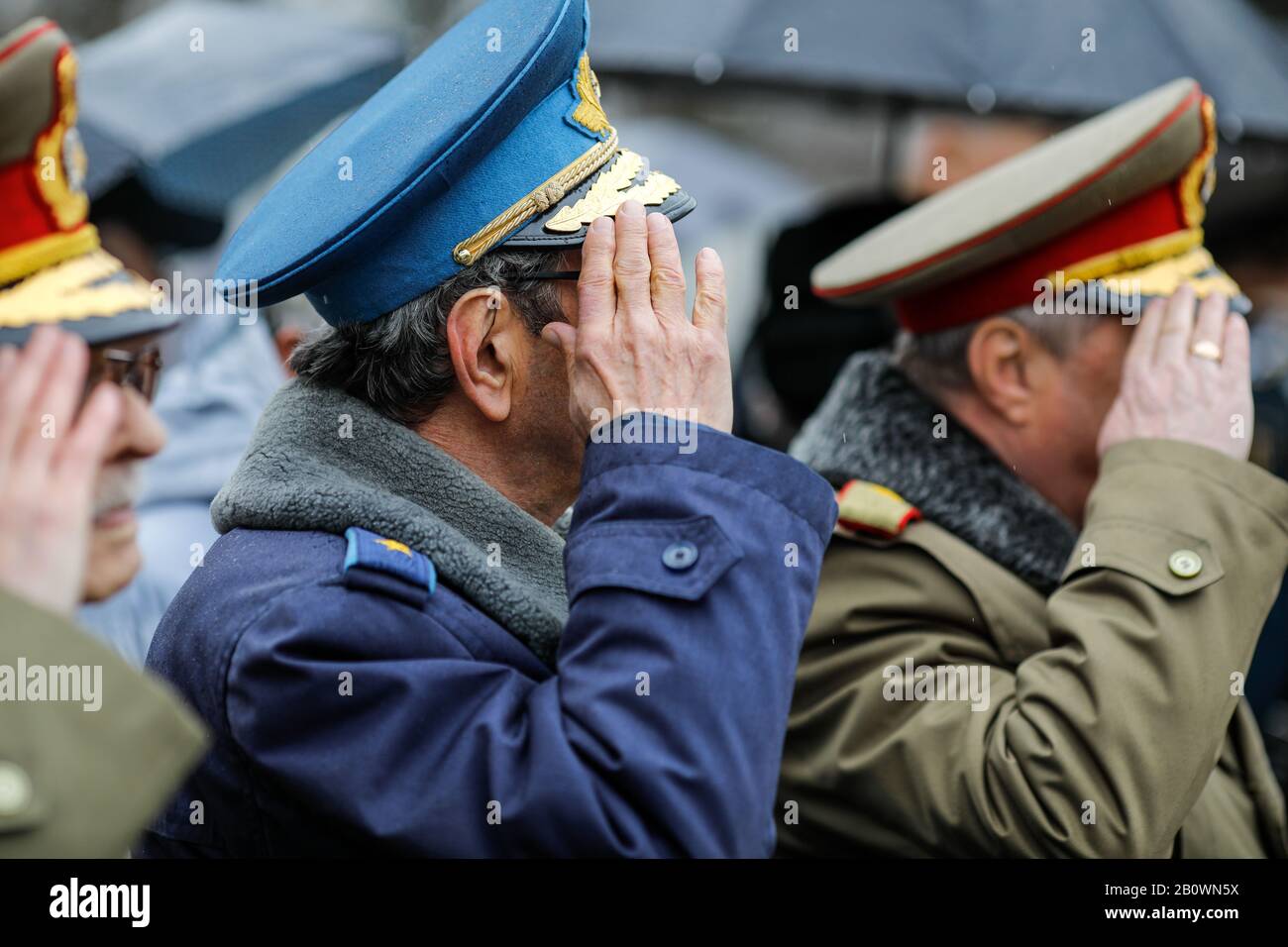 Veteranen der rumänischen Armee grüßen während einer Zeremonie. Stockfoto