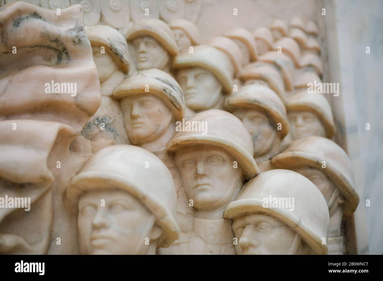 Bukarest, Rumänien - 21. Februar 2020: Gräber auf dem Friedhof der Roten Armee in Bukarest während eines kalten und regnerischen Wintertags. Stockfoto