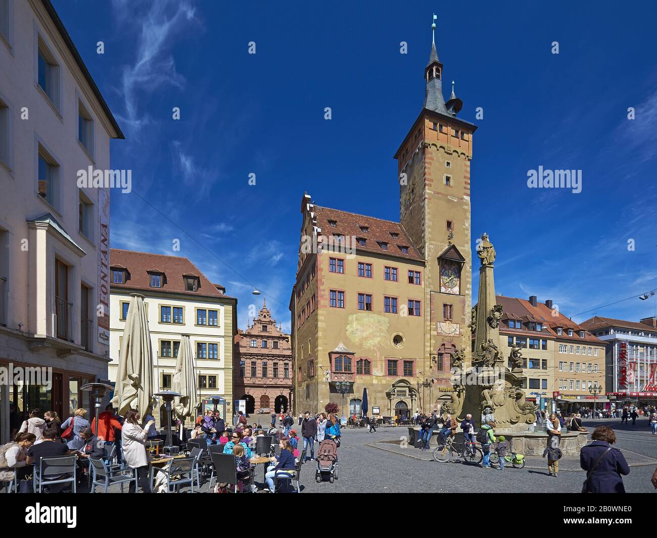 Altes Rathaus Grafeneckart mit Vierröhren-Brunnen, Würzburg, Unterfranken, Bayern, Deutschland, Europa Stockfoto