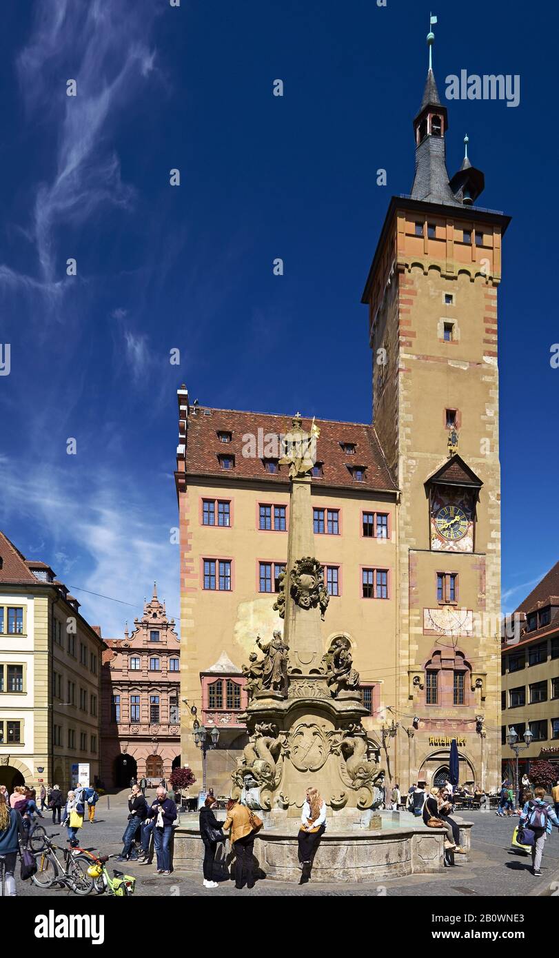 Altes Rathaus Grafeneckart mit Vierröhren-Brunnen, Würzburg, Unterfranken, Bayern, Deutschland, Europa Stockfoto