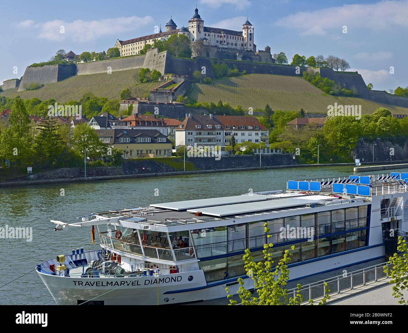 Festung Marienberg mit Ausflugsboot in Würzburg, Unterfranken, Bayern, Deutschland, Europa Stockfoto