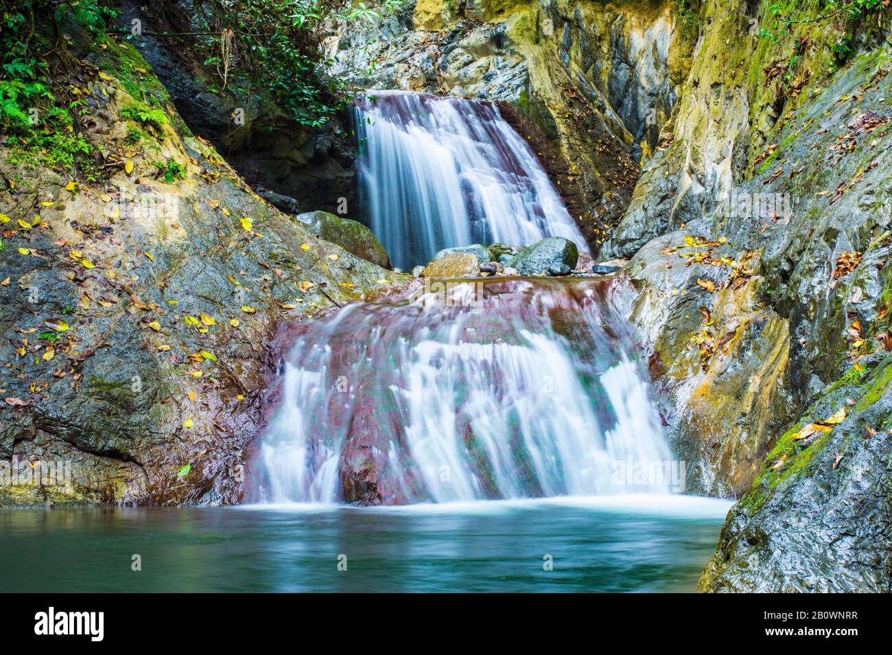 DOMINIKANISCHER WASSERFALL RIO CHARCO BONITO Stockfoto