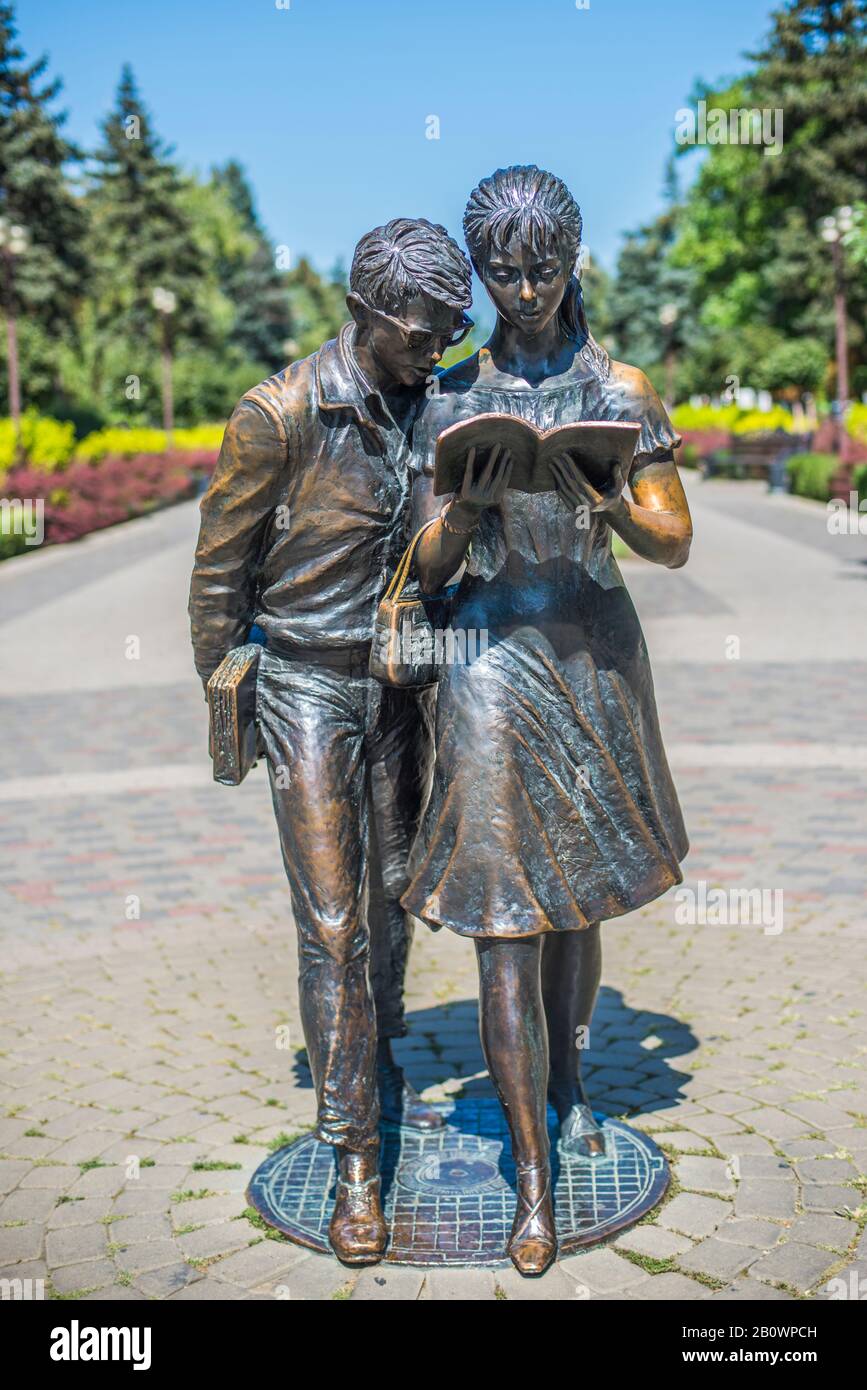 Krasnodar, Russland - 29. August 2019: Das Denkmal für die Studenten Shurik und Lida an der Krasnaja-Straße in Krasnodar Stockfoto