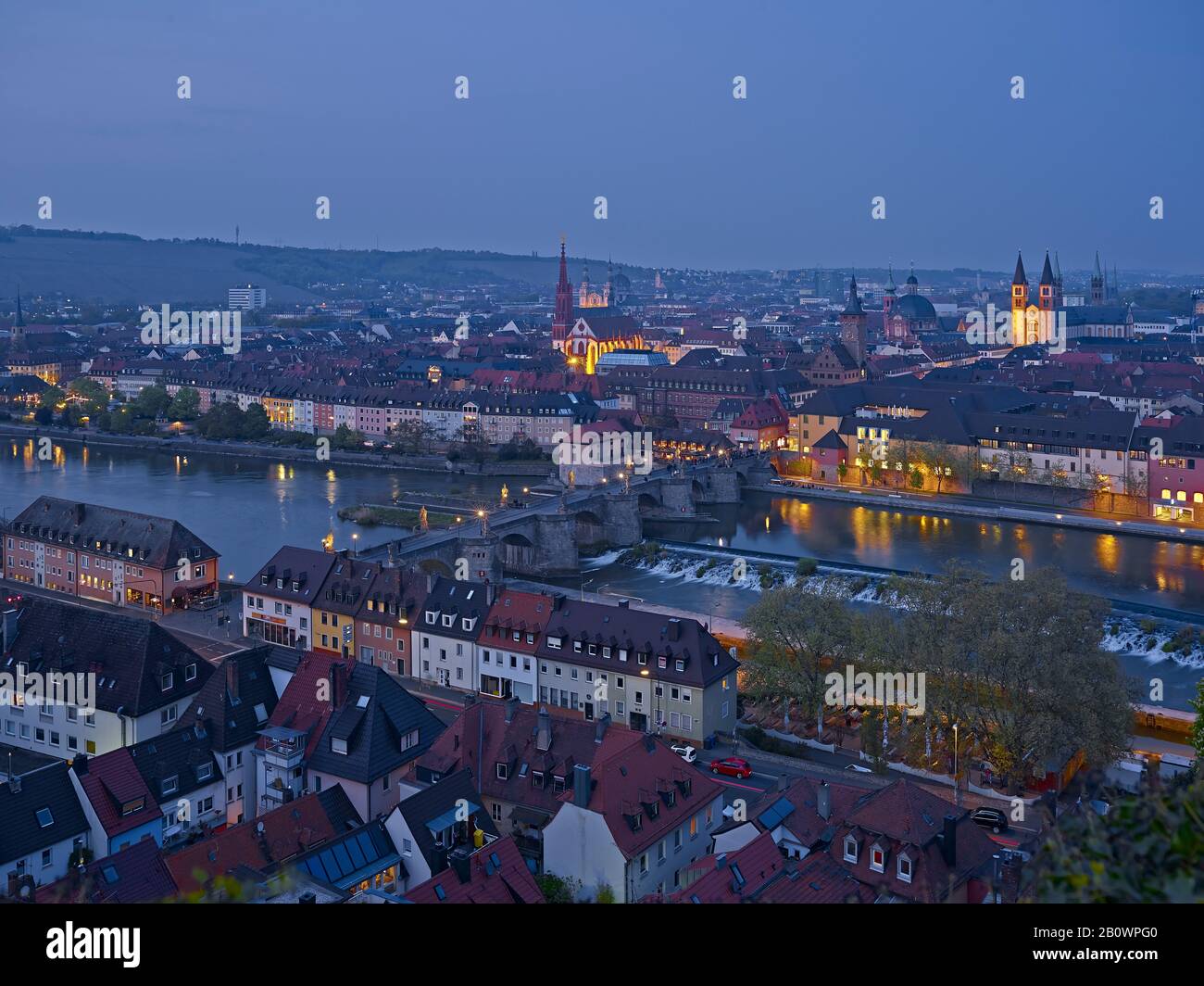 Stadtpanorama mit Marienkapelle, alte Mainbrücke, Kollegiatstift Neumünster, Grafeneckart-Rathaus und Kiliansdom in Würzburg, Unterfranken, Bayern, Deutschland, Europa Stockfoto