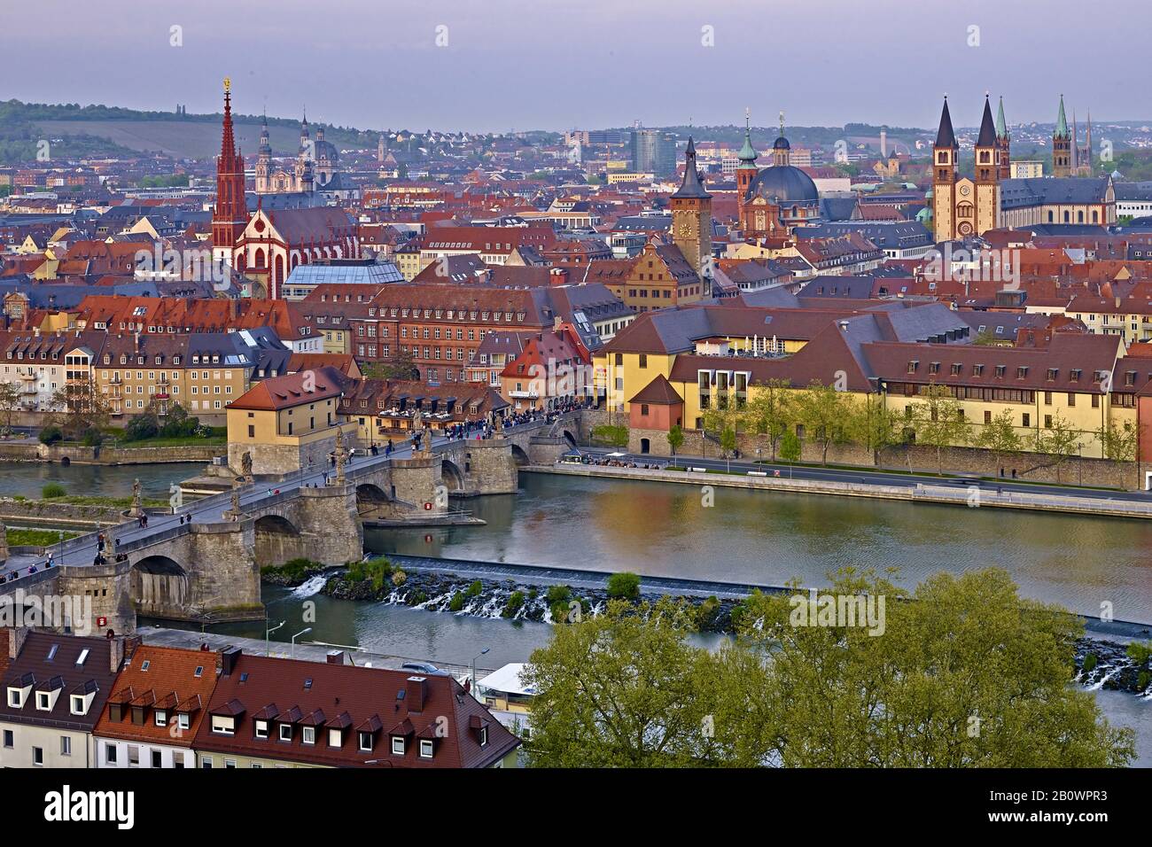 Stadtpanorama mit Marienkapelle, alte Mainbrücke, Kollegiatstift Neumünster, Grafeneckart-Rathaus und Kiliansdom in Würzburg, Unterfranken, Bayern, Deutschland, Europa Stockfoto